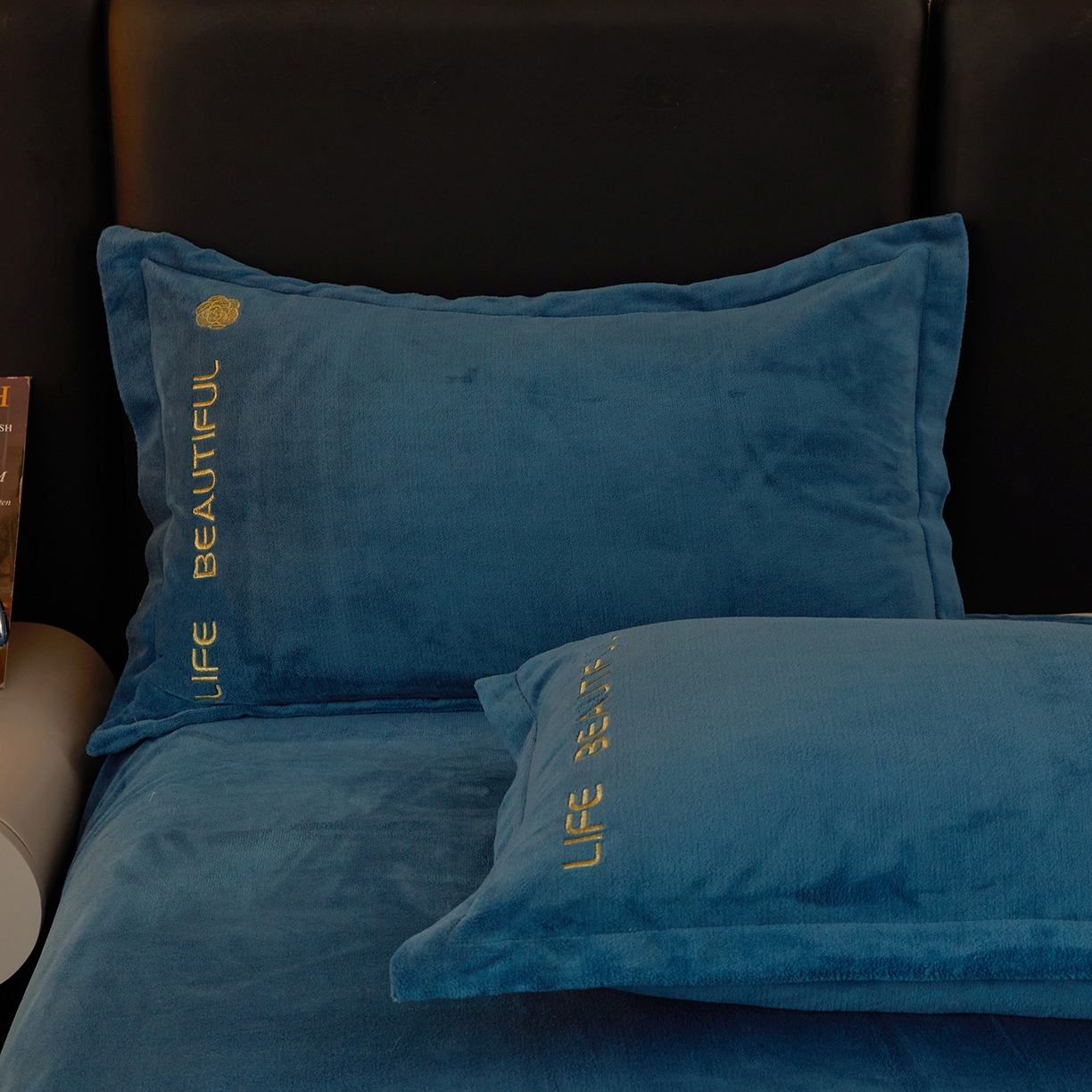 91家纺网 家纺一手货源 找家纺 悦织湾家纺 2025新款绣花200克重牛奶绒四件套刺绣3.5万针7斤重高密加厚保暖跨境专供外贸出口电商热销款 山茶花-宝石蓝