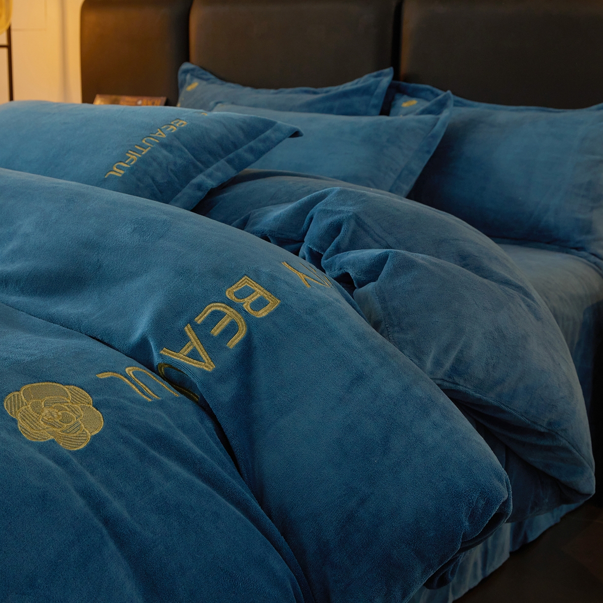 91家纺网 家纺一手货源 找家纺 悦织湾家纺 2025新款绣花200克重牛奶绒四件套刺绣3.5万针7斤重高密加厚保暖跨境专供外贸出口电商热销款 山茶花-宝石蓝