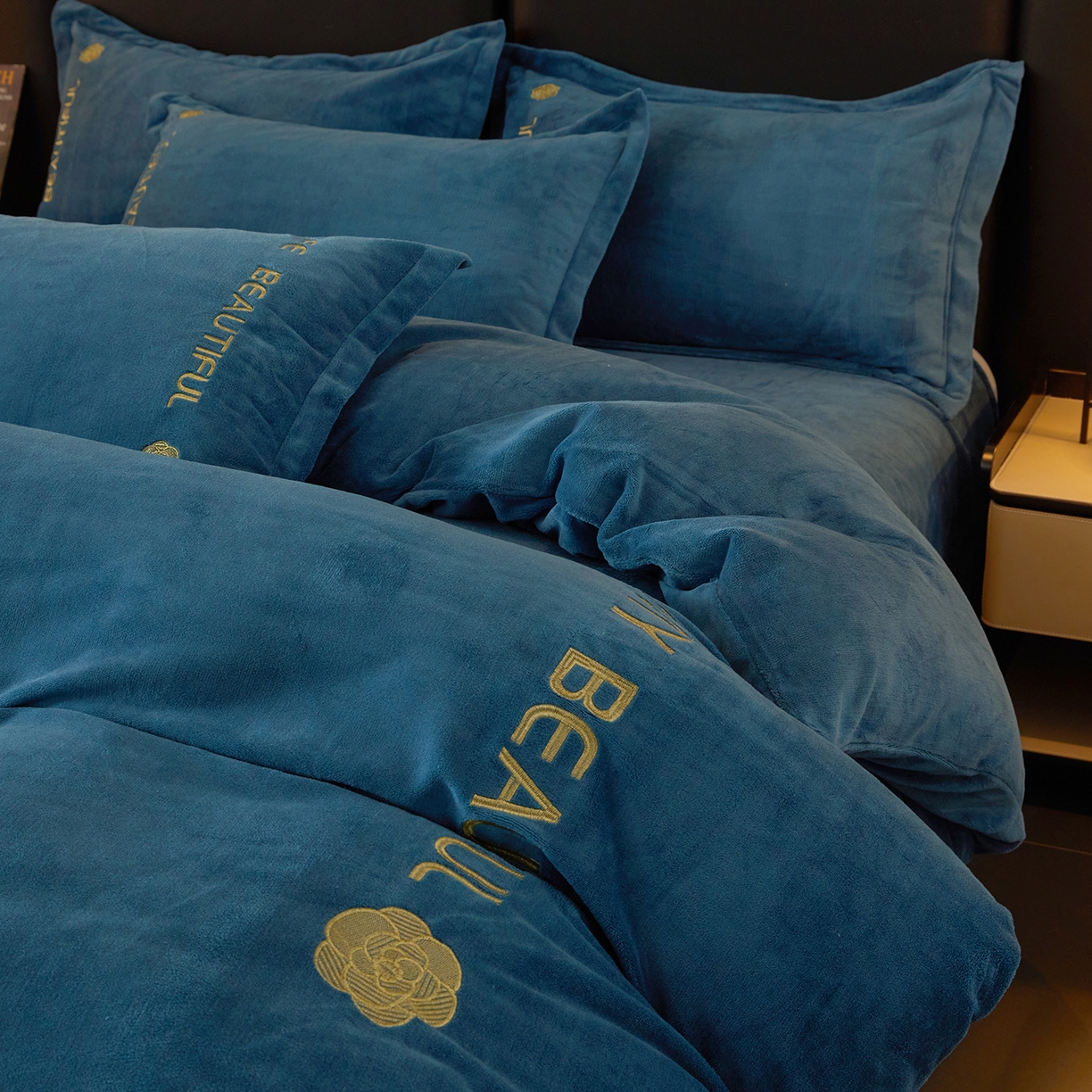 91家纺网 家纺一手货源 找家纺 悦织湾家纺 2025新款绣花200克重牛奶绒四件套刺绣3.5万针7斤重高密加厚保暖跨境专供外贸出口电商热销款 山茶花-宝石蓝