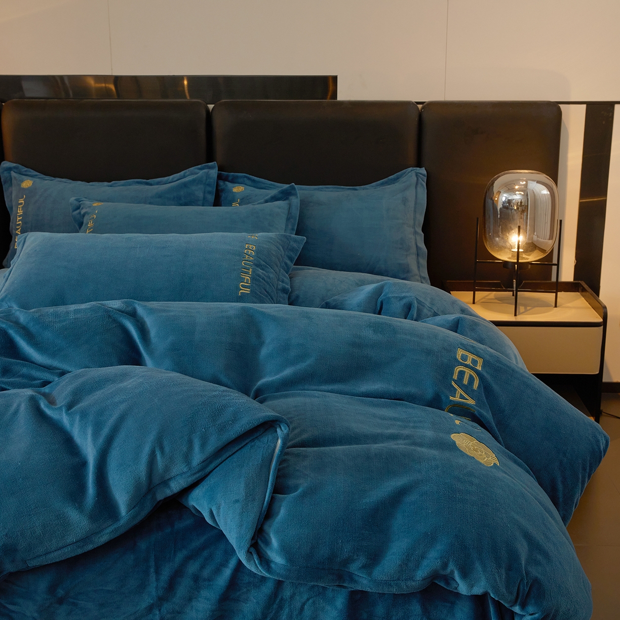 91家纺网 家纺一手货源 找家纺 悦织湾家纺 2025新款绣花200克重牛奶绒四件套刺绣3.5万针7斤重高密加厚保暖跨境专供外贸出口电商热销款 山茶花-宝石蓝