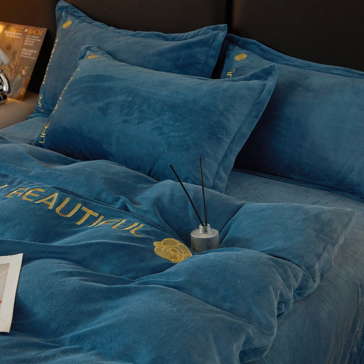 91家纺网 家纺一手货源 找家纺 悦织湾家纺 2025新款绣花200克重牛奶绒四件套刺绣3.5万针7斤重高密加厚保暖跨境专供外贸出口电商热销款 山茶花-宝石蓝