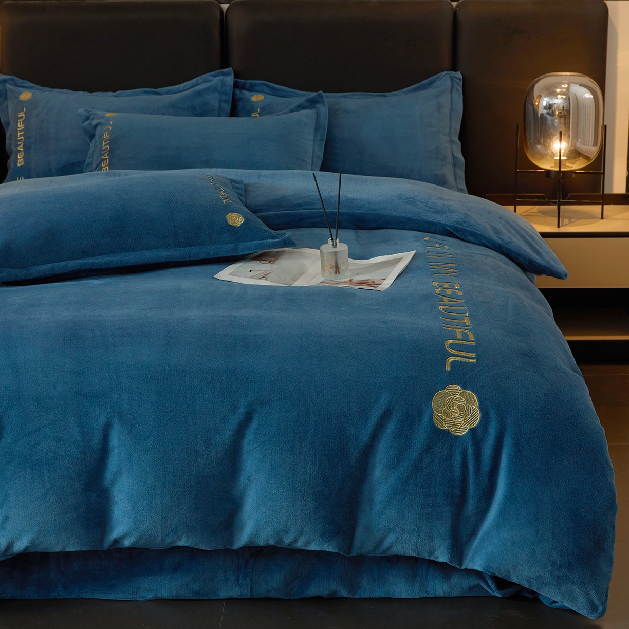 91家纺网 家纺一手货源 找家纺 悦织湾家纺 2025新款绣花200克重牛奶绒四件套刺绣3.5万针7斤重高密加厚保暖跨境专供外贸出口电商热销款 山茶花-宝石蓝