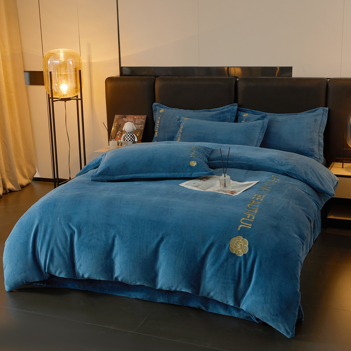 91家纺网 家纺一手货源 找家纺 悦织湾家纺 2025新款绣花200克重牛奶绒四件套刺绣3.5万针7斤重高密加厚保暖跨境专供外贸出口电商热销款 山茶花-宝石蓝