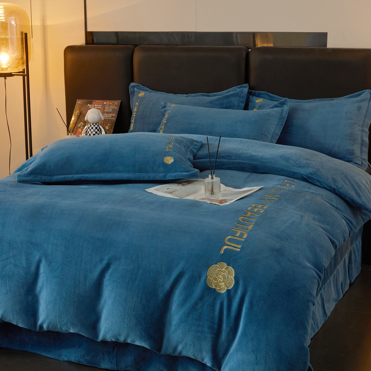 91家纺网 家纺一手货源 找家纺 悦织湾家纺 2025新款绣花200克重牛奶绒四件套刺绣3.5万针7斤重高密加厚保暖跨境专供外贸出口电商热销款 山茶花-宝石蓝