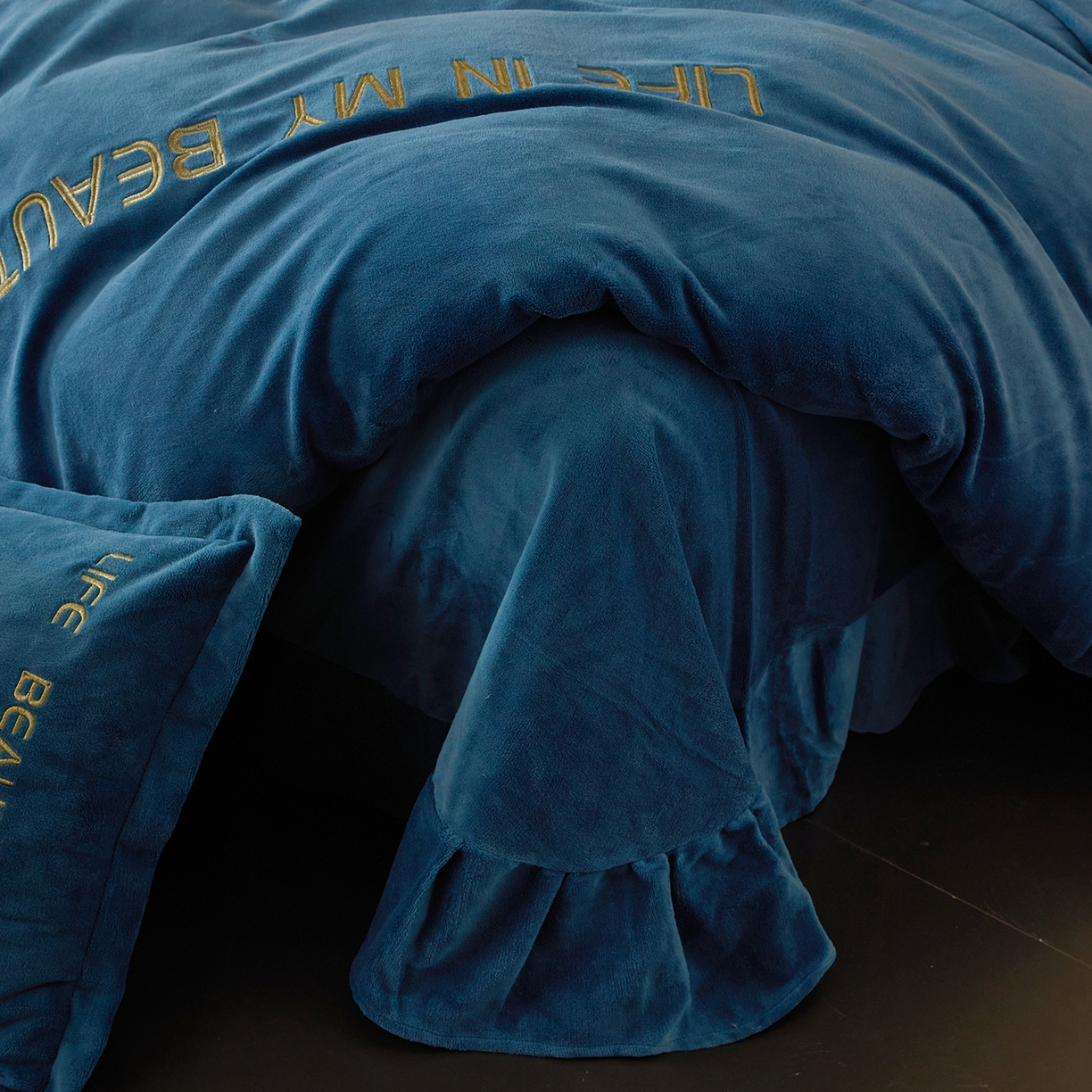 91家纺网 家纺一手货源 找家纺 悦织湾家纺 2025新款绣花200克重牛奶绒四件套刺绣3.5万针7斤重高密加厚保暖跨境专供外贸出口电商热销款 山茶花-宝石蓝