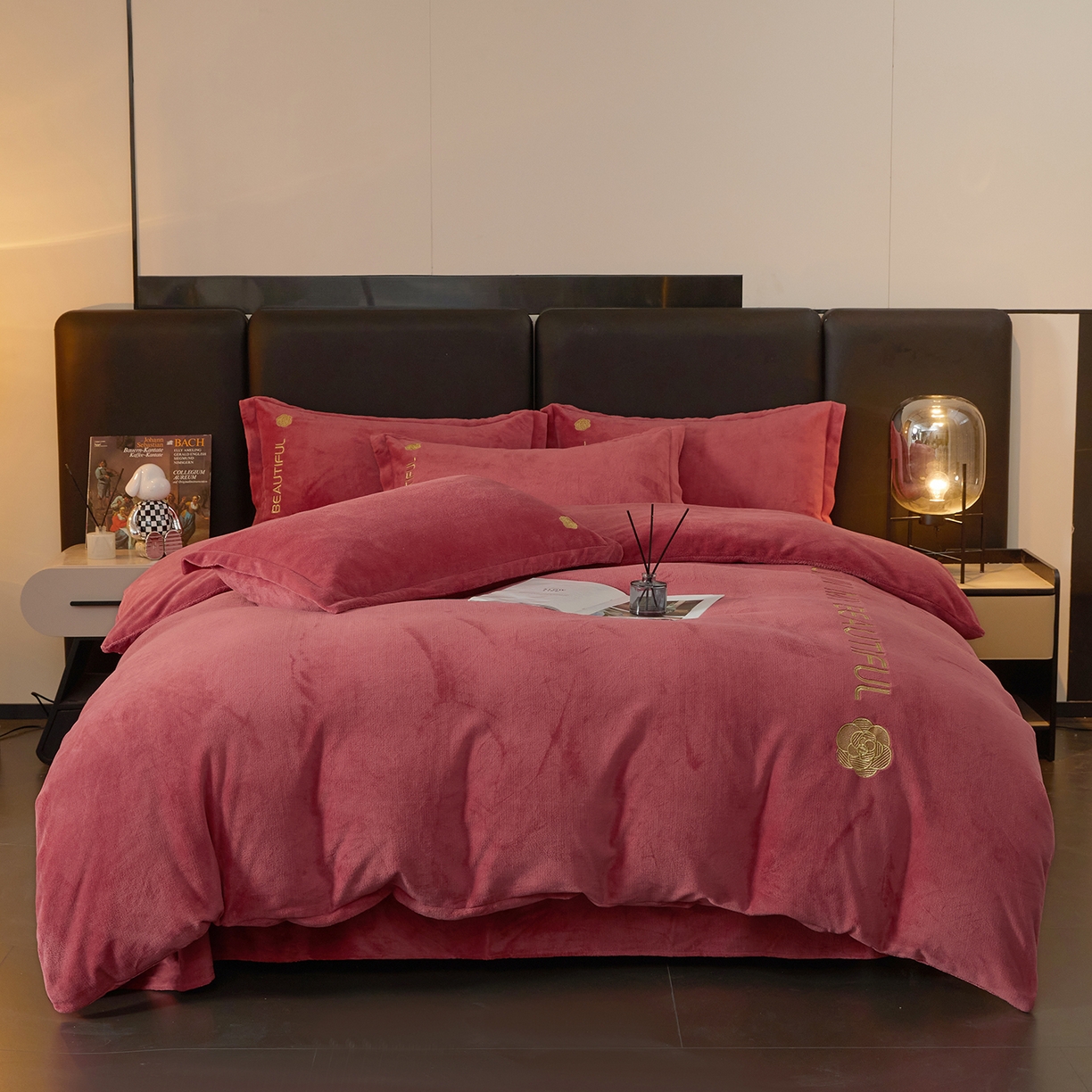 悦织湾家纺 2025新款绣花200克重牛奶绒四件套刺绣3.5万针7斤重高密加厚保暖跨境专供外贸出口电商热销款 山茶花-豆沙红