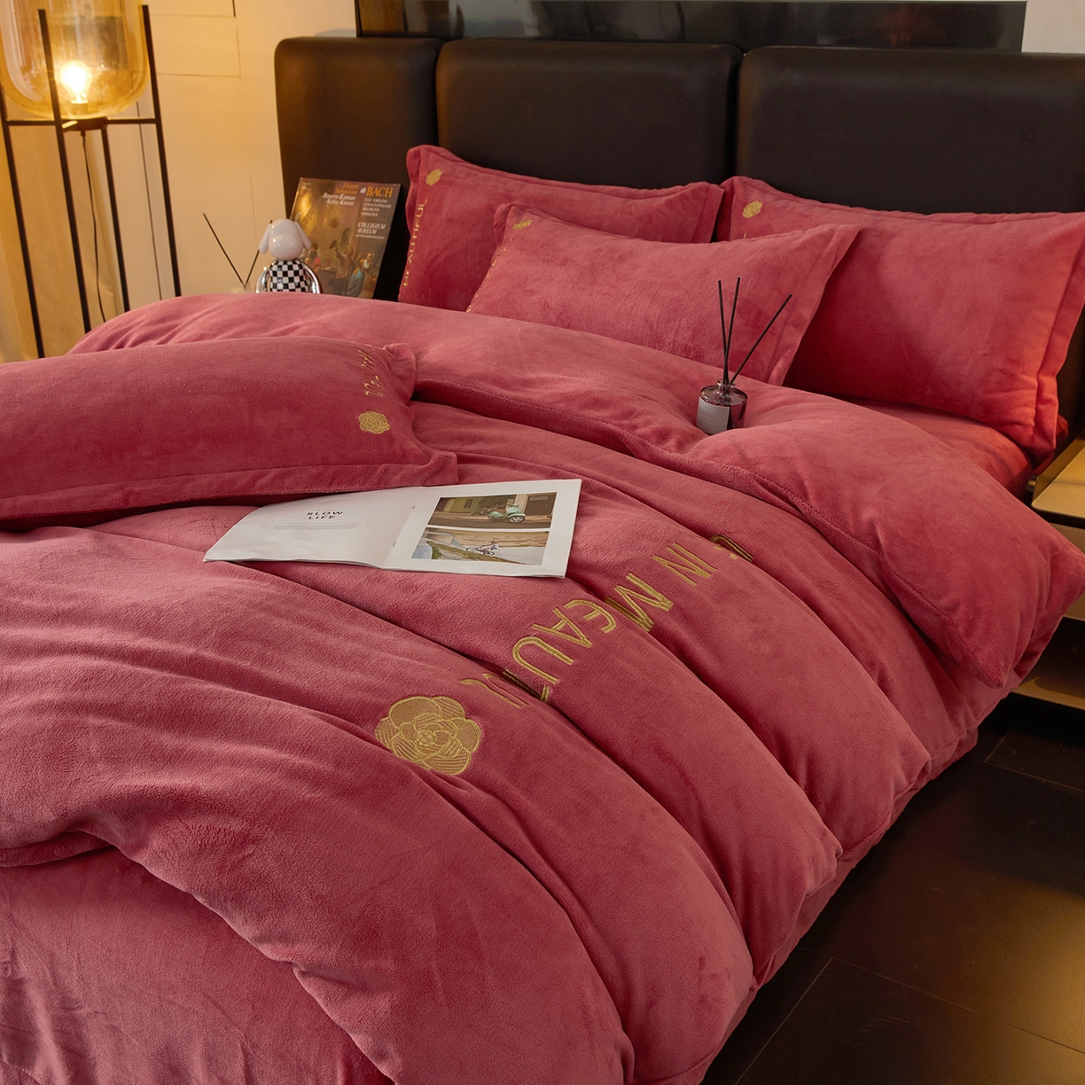 91家纺网 家纺一手货源 找家纺 悦织湾家纺 2025新款绣花200克重牛奶绒四件套刺绣3.5万针7斤重高密加厚保暖跨境专供外贸出口电商热销款 山茶花-豆沙红