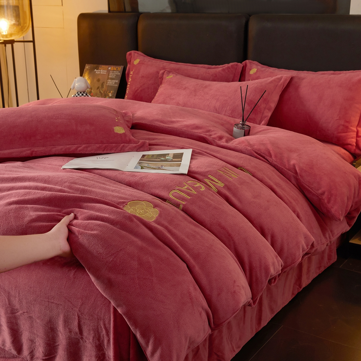 91家纺网 家纺一手货源 找家纺 悦织湾家纺 2025新款绣花200克重牛奶绒四件套刺绣3.5万针7斤重高密加厚保暖跨境专供外贸出口电商热销款 山茶花-豆沙红