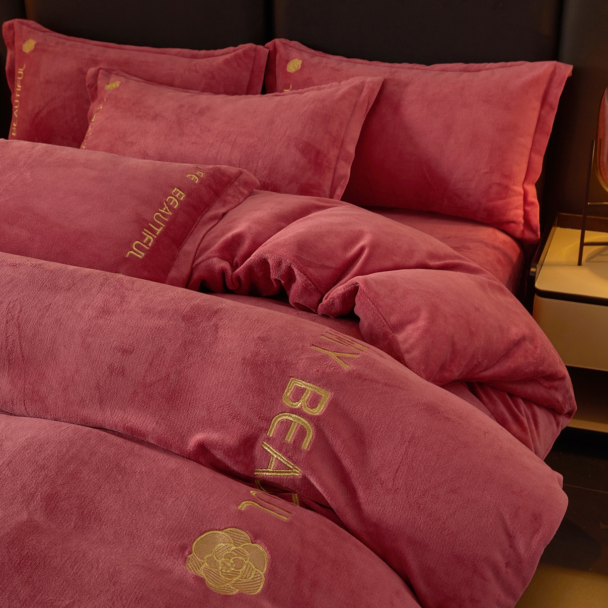 91家纺网 家纺一手货源 找家纺 悦织湾家纺 2025新款绣花200克重牛奶绒四件套刺绣3.5万针7斤重高密加厚保暖跨境专供外贸出口电商热销款 山茶花-豆沙红