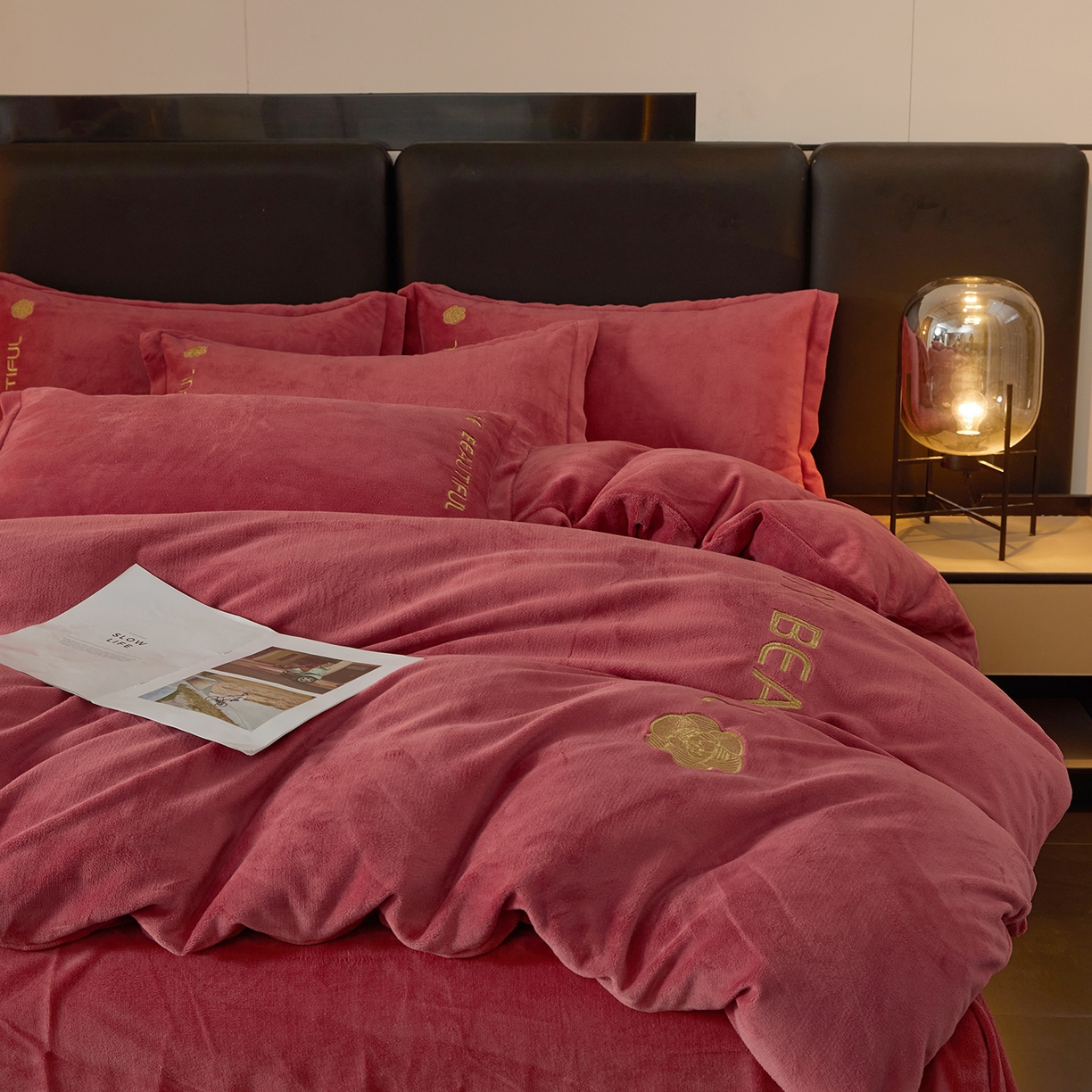 91家纺网 家纺一手货源 找家纺 悦织湾家纺 2025新款绣花200克重牛奶绒四件套刺绣3.5万针7斤重高密加厚保暖跨境专供外贸出口电商热销款 山茶花-豆沙红