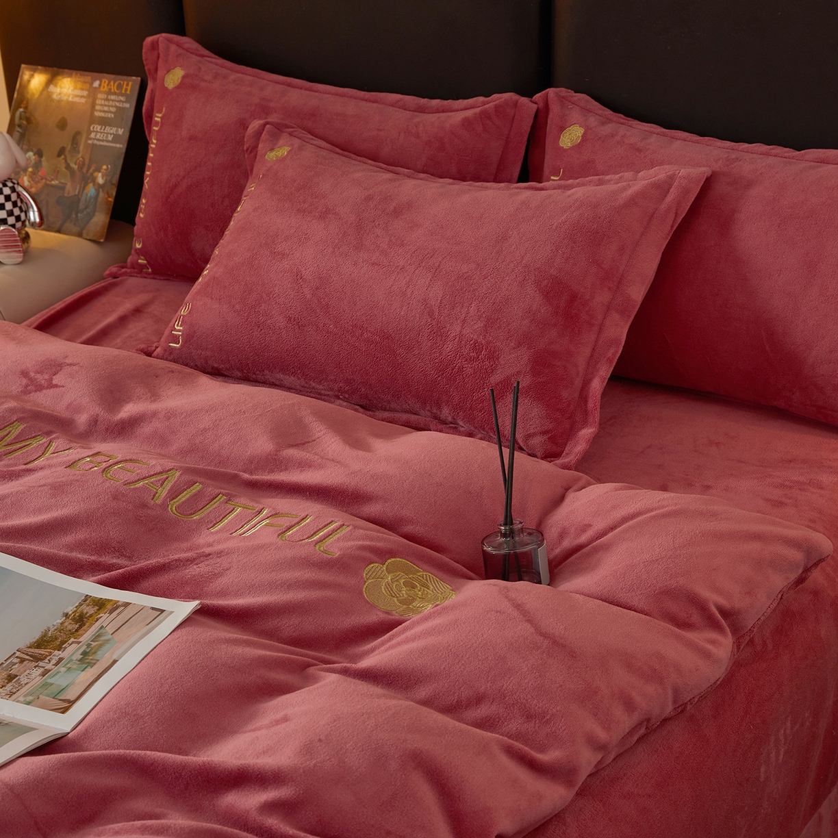 91家纺网 家纺一手货源 找家纺 悦织湾家纺 2025新款绣花200克重牛奶绒四件套刺绣3.5万针7斤重高密加厚保暖跨境专供外贸出口电商热销款 山茶花-豆沙红