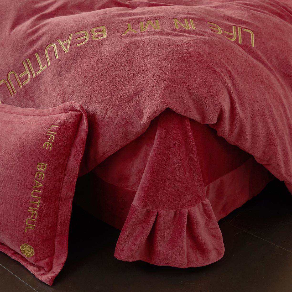 91家纺网 家纺一手货源 找家纺 悦织湾家纺 2025新款绣花200克重牛奶绒四件套刺绣3.5万针7斤重高密加厚保暖跨境专供外贸出口电商热销款 山茶花-豆沙红