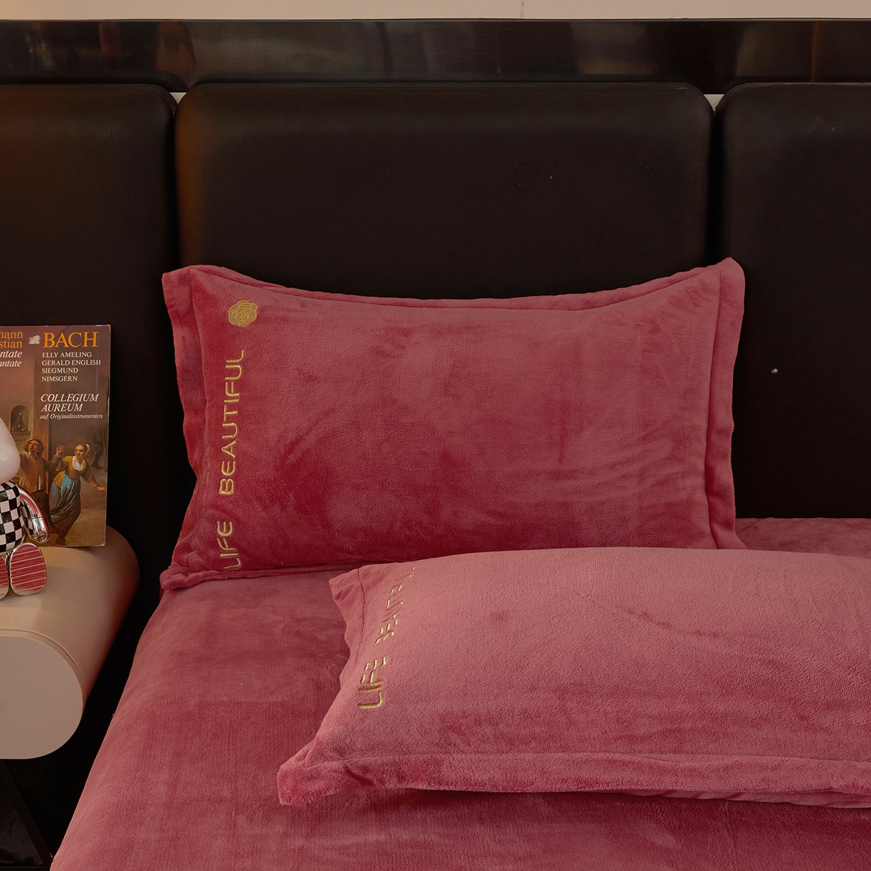 91家纺网 家纺一手货源 找家纺 悦织湾家纺 2025新款绣花200克重牛奶绒四件套刺绣3.5万针7斤重高密加厚保暖跨境专供外贸出口电商热销款 山茶花-豆沙红