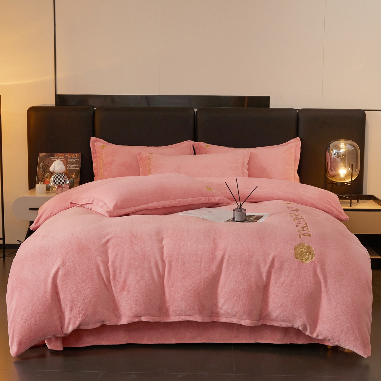 悦织湾家纺 2025新款绣花200克重牛奶绒四件套刺绣3.5万针7斤重高密加厚保暖跨境专供外贸出口电商热销款 山茶花-公主粉