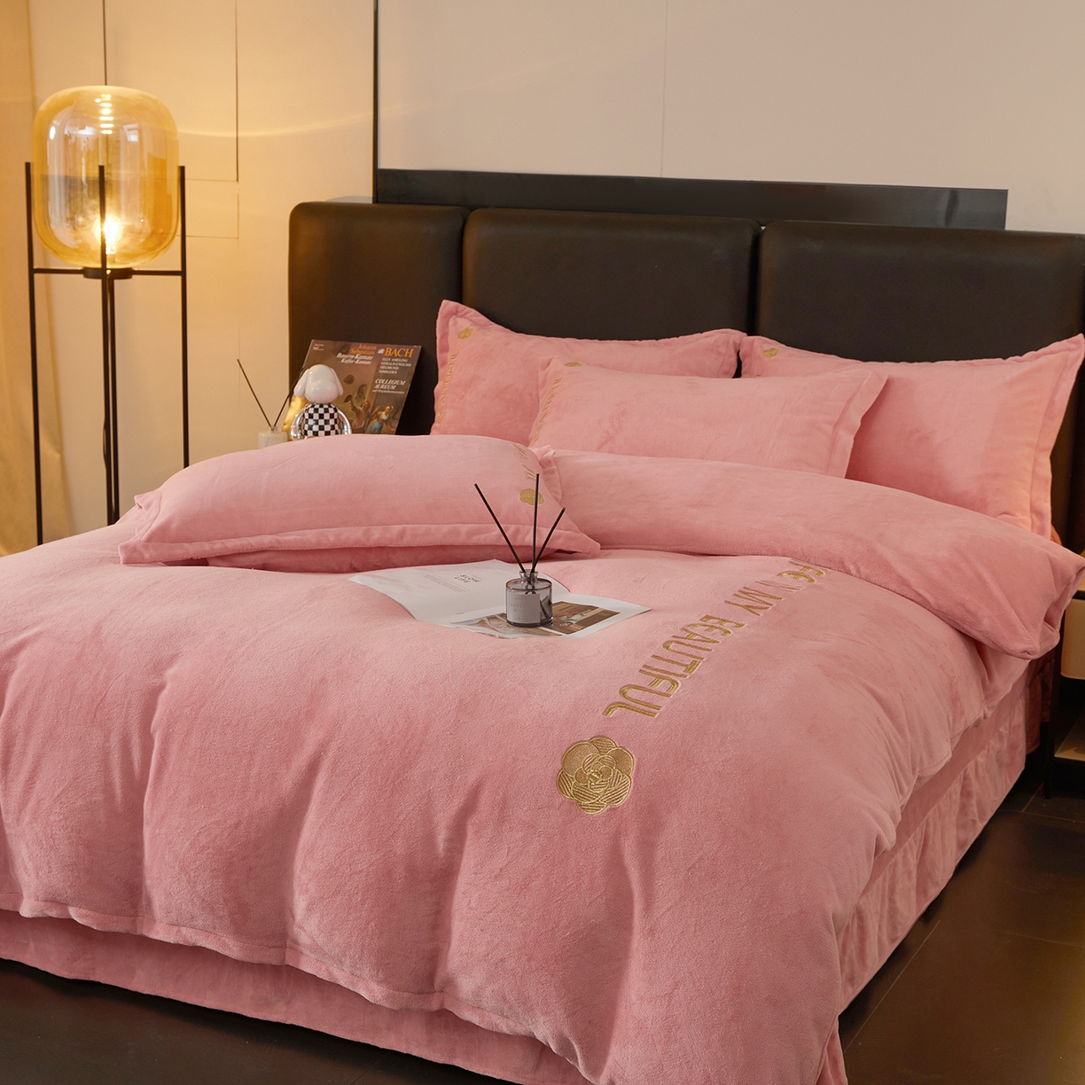 91家纺网 家纺一手货源 找家纺 悦织湾家纺 2025新款绣花200克重牛奶绒四件套刺绣3.5万针7斤重高密加厚保暖跨境专供外贸出口电商热销款 山茶花-公主粉