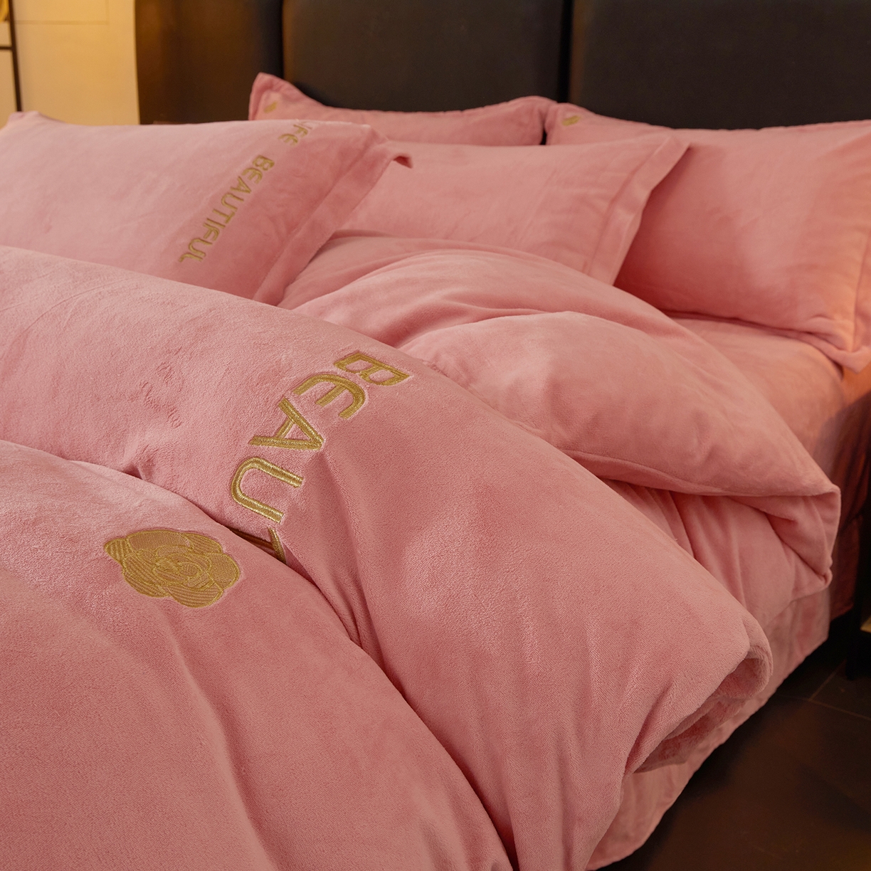 91家纺网 家纺一手货源 找家纺 悦织湾家纺 2025新款绣花200克重牛奶绒四件套刺绣3.5万针7斤重高密加厚保暖跨境专供外贸出口电商热销款 山茶花-公主粉