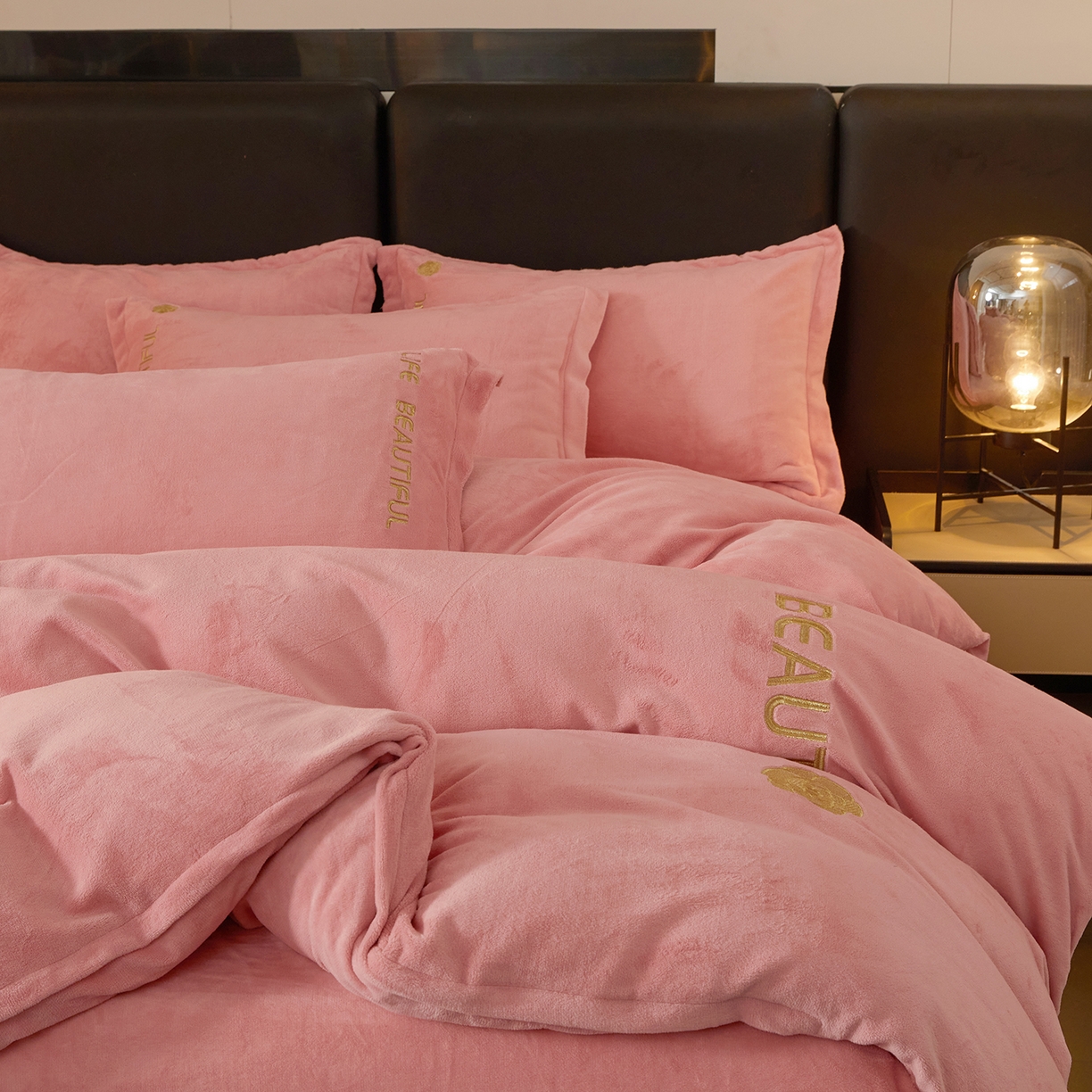 91家纺网 家纺一手货源 找家纺 悦织湾家纺 2025新款绣花200克重牛奶绒四件套刺绣3.5万针7斤重高密加厚保暖跨境专供外贸出口电商热销款 山茶花-公主粉