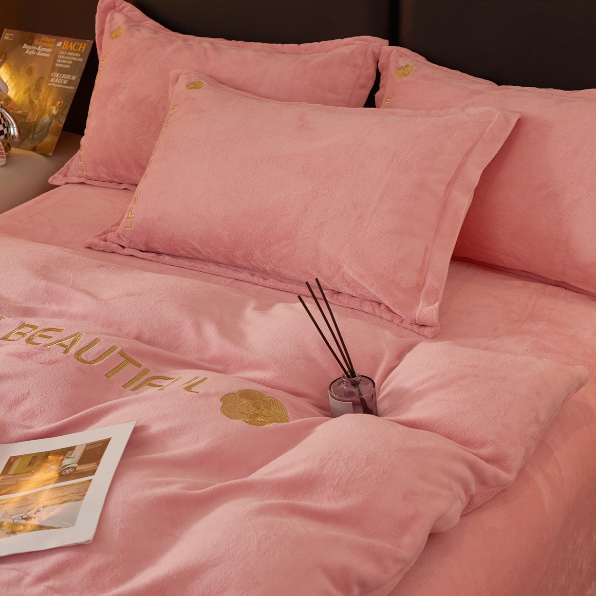 91家纺网 家纺一手货源 找家纺 悦织湾家纺 2025新款绣花200克重牛奶绒四件套刺绣3.5万针7斤重高密加厚保暖跨境专供外贸出口电商热销款 山茶花-公主粉