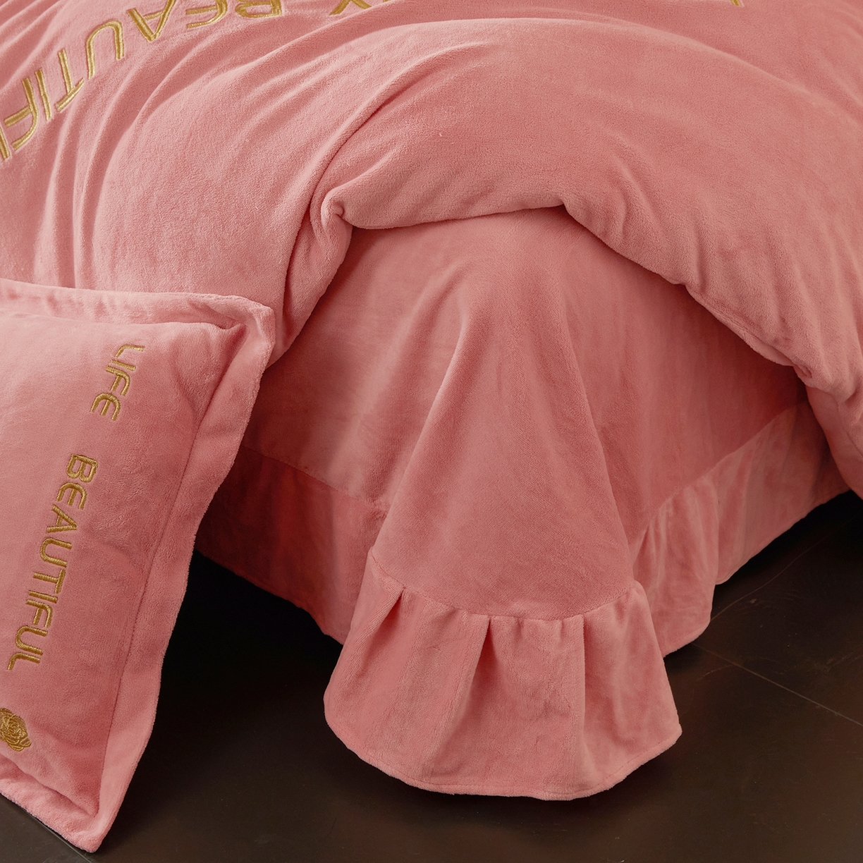 91家纺网 家纺一手货源 找家纺 悦织湾家纺 2025新款绣花200克重牛奶绒四件套刺绣3.5万针7斤重高密加厚保暖跨境专供外贸出口电商热销款 山茶花-公主粉