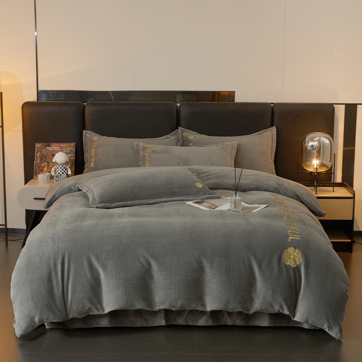 悦织湾家纺 2025新款绣花200克重牛奶绒四件套刺绣3.5万针7斤重高密加厚保暖跨境专供外贸出口电商热销款 山茶花-爵士灰