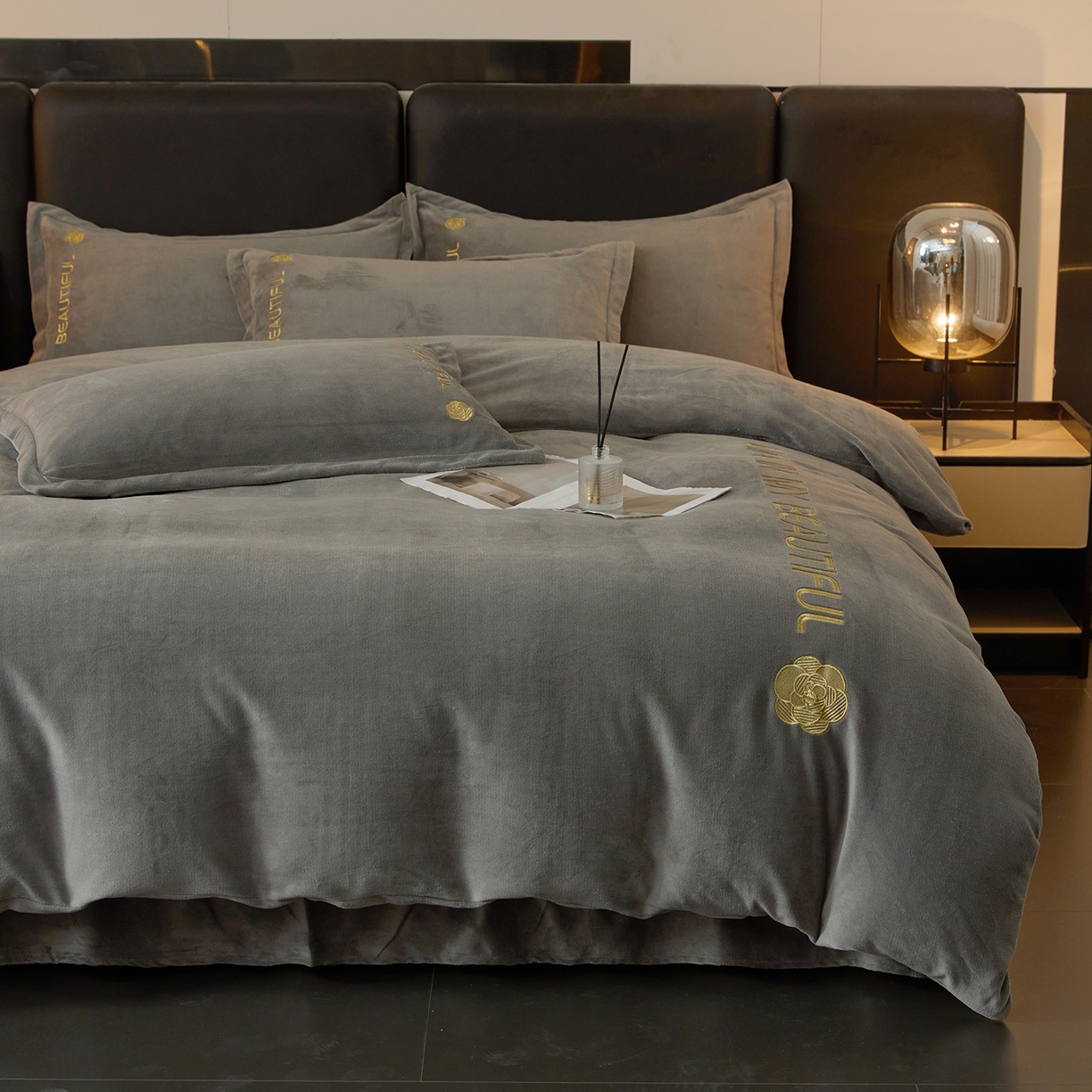 91家纺网 家纺一手货源 找家纺 悦织湾家纺 2025新款绣花200克重牛奶绒四件套刺绣3.5万针7斤重高密加厚保暖跨境专供外贸出口电商热销款 山茶花-爵士灰