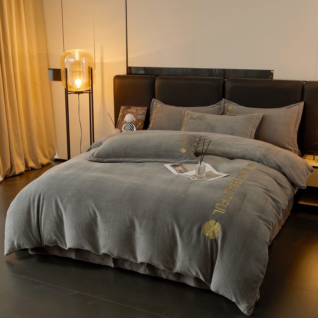 91家纺网 家纺一手货源 找家纺 悦织湾家纺 2025新款绣花200克重牛奶绒四件套刺绣3.5万针7斤重高密加厚保暖跨境专供外贸出口电商热销款 山茶花-爵士灰