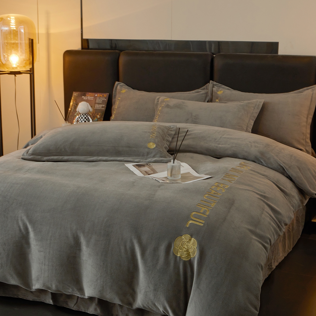 91家纺网 家纺一手货源 找家纺 悦织湾家纺 2025新款绣花200克重牛奶绒四件套刺绣3.5万针7斤重高密加厚保暖跨境专供外贸出口电商热销款 山茶花-爵士灰