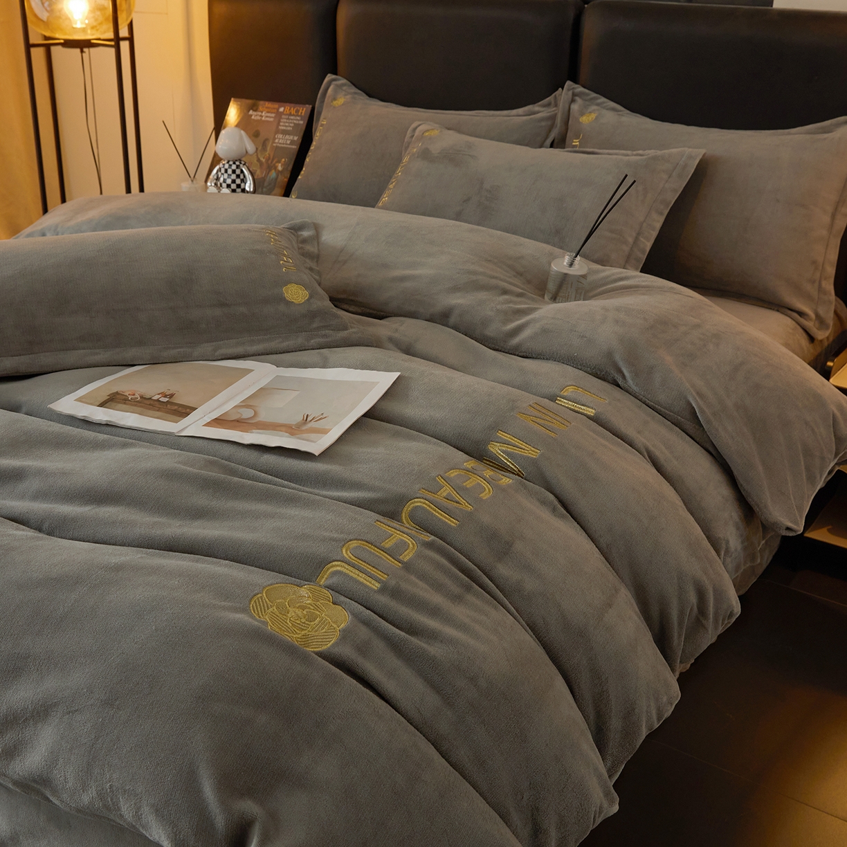 91家纺网 家纺一手货源 找家纺 悦织湾家纺 2025新款绣花200克重牛奶绒四件套刺绣3.5万针7斤重高密加厚保暖跨境专供外贸出口电商热销款 山茶花-爵士灰