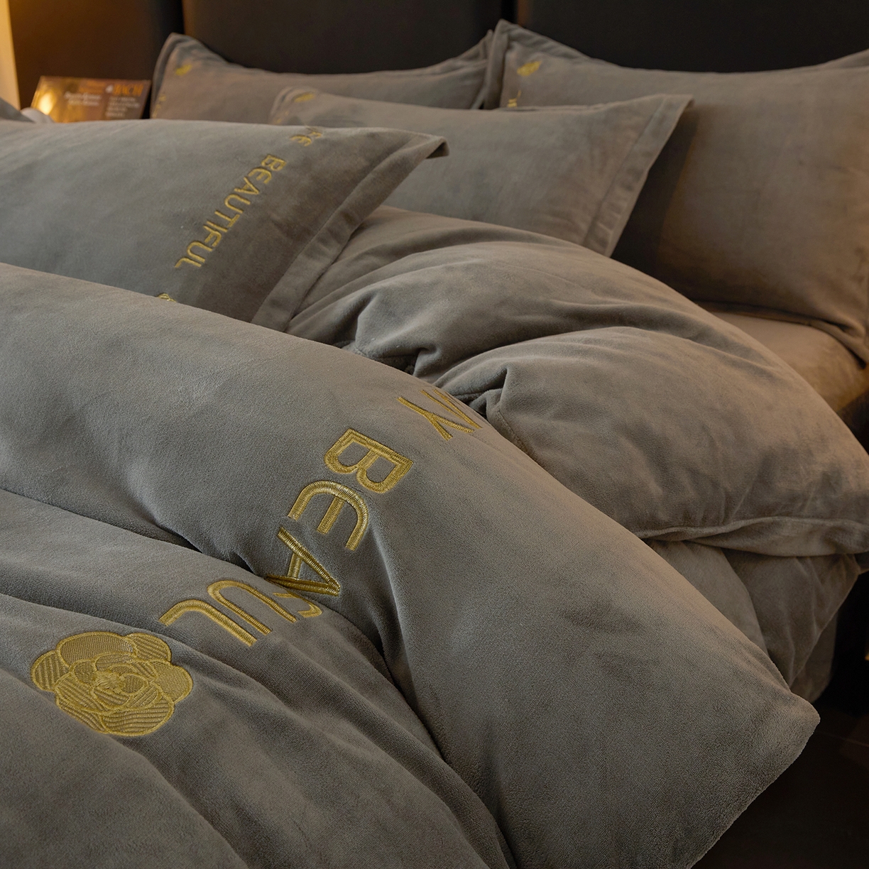 91家纺网 家纺一手货源 找家纺 悦织湾家纺 2025新款绣花200克重牛奶绒四件套刺绣3.5万针7斤重高密加厚保暖跨境专供外贸出口电商热销款 山茶花-爵士灰