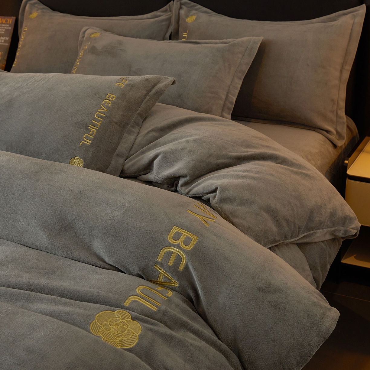 91家纺网 家纺一手货源 找家纺 悦织湾家纺 2025新款绣花200克重牛奶绒四件套刺绣3.5万针7斤重高密加厚保暖跨境专供外贸出口电商热销款 山茶花-爵士灰