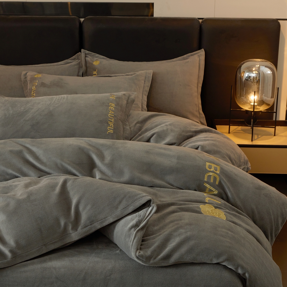 91家纺网 家纺一手货源 找家纺 悦织湾家纺 2025新款绣花200克重牛奶绒四件套刺绣3.5万针7斤重高密加厚保暖跨境专供外贸出口电商热销款 山茶花-爵士灰