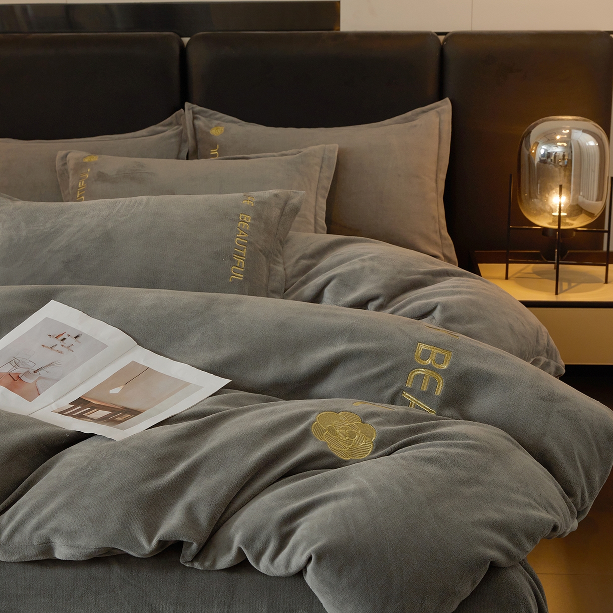 91家纺网 家纺一手货源 找家纺 悦织湾家纺 2025新款绣花200克重牛奶绒四件套刺绣3.5万针7斤重高密加厚保暖跨境专供外贸出口电商热销款 山茶花-爵士灰