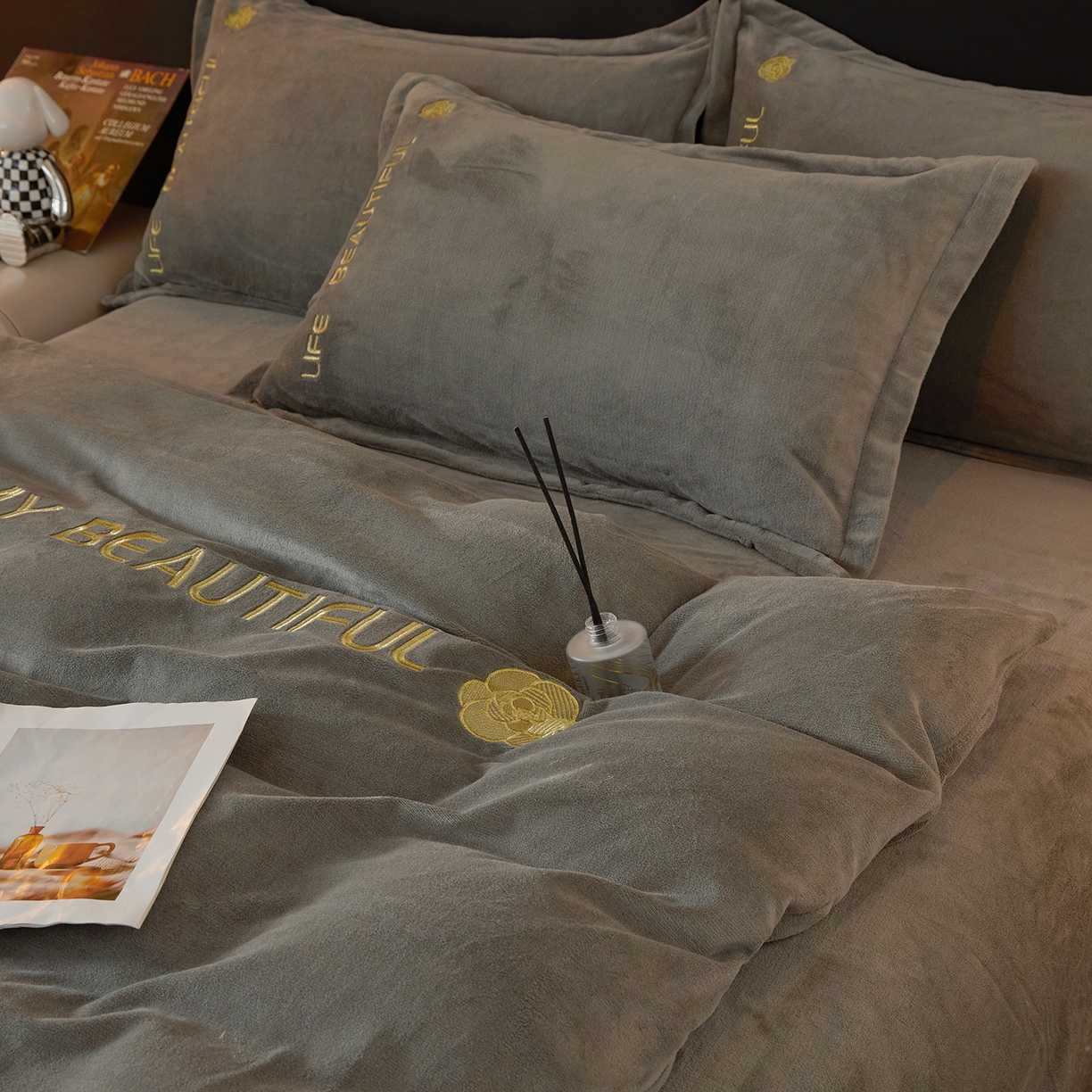 91家纺网 家纺一手货源 找家纺 悦织湾家纺 2025新款绣花200克重牛奶绒四件套刺绣3.5万针7斤重高密加厚保暖跨境专供外贸出口电商热销款 山茶花-爵士灰