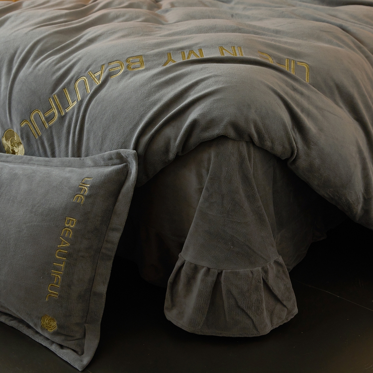 91家纺网 家纺一手货源 找家纺 悦织湾家纺 2025新款绣花200克重牛奶绒四件套刺绣3.5万针7斤重高密加厚保暖跨境专供外贸出口电商热销款 山茶花-爵士灰