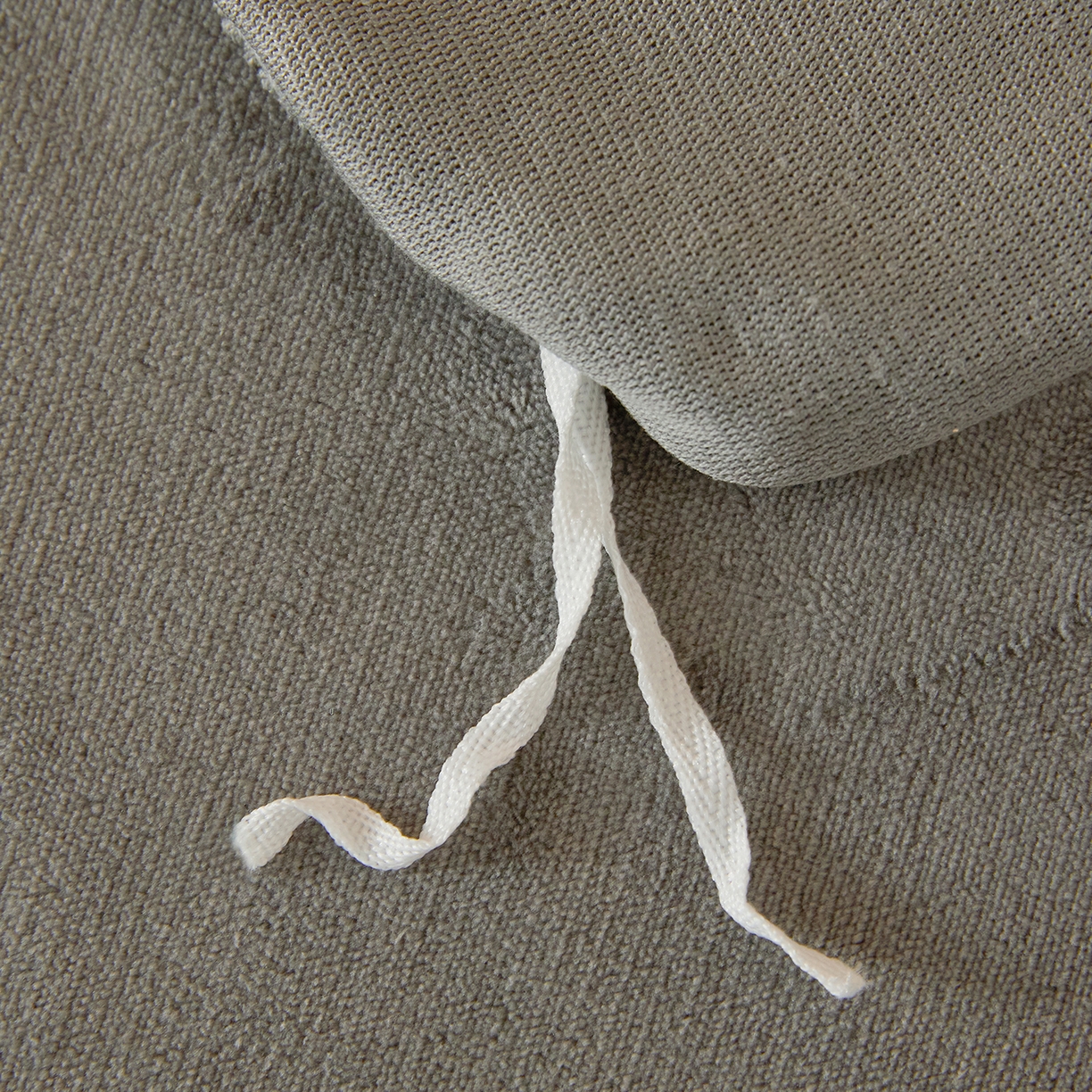 91家纺网 家纺一手货源 找家纺 悦织湾家纺 2025新款绣花200克重牛奶绒四件套刺绣3.5万针7斤重高密加厚保暖跨境专供外贸出口电商热销款 山茶花-爵士灰