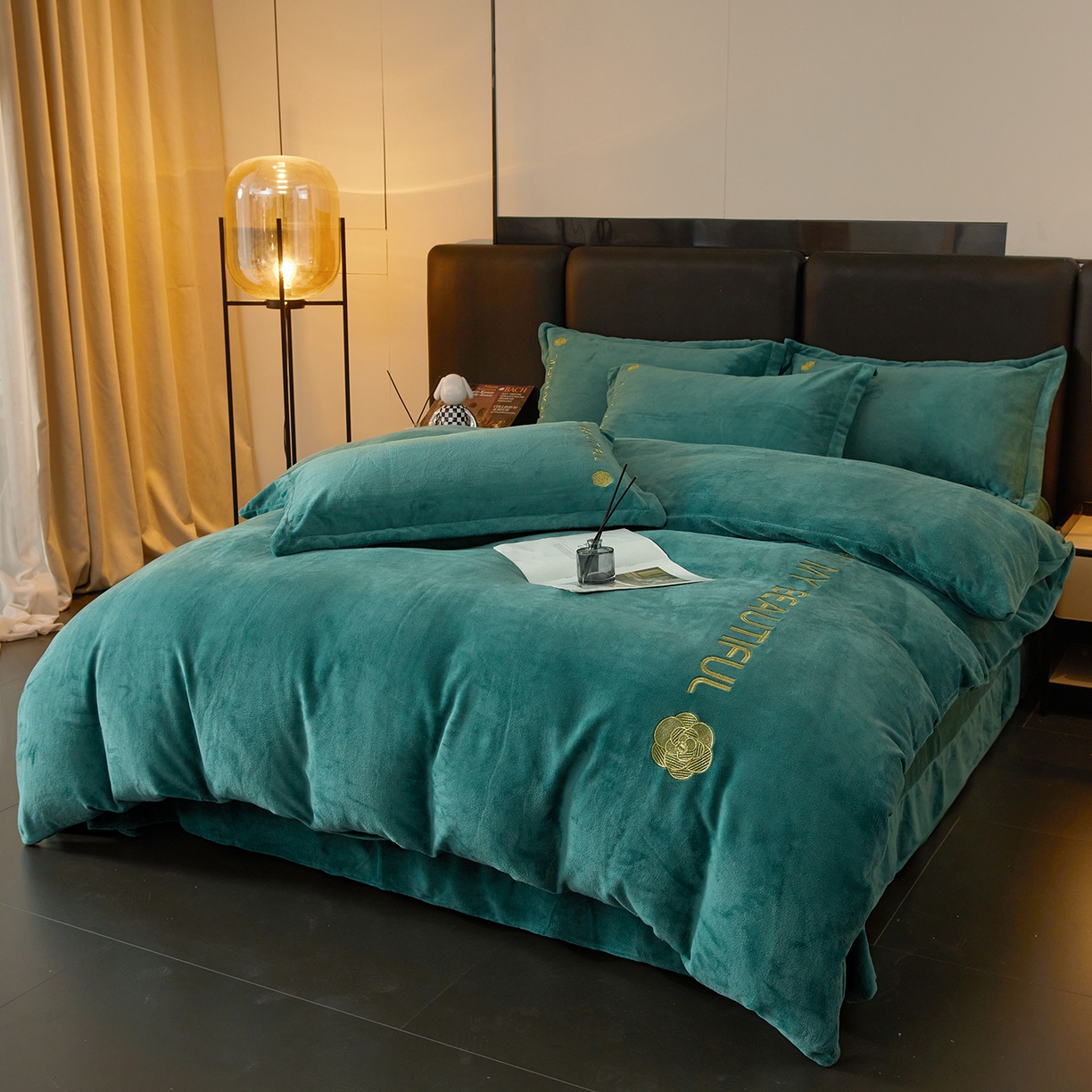 91家纺网 家纺一手货源 找家纺 悦织湾家纺 2025新款绣花200克重牛奶绒四件套刺绣3.5万针7斤重高密加厚保暖跨境专供外贸出口电商热销款 山茶花-孔雀绿