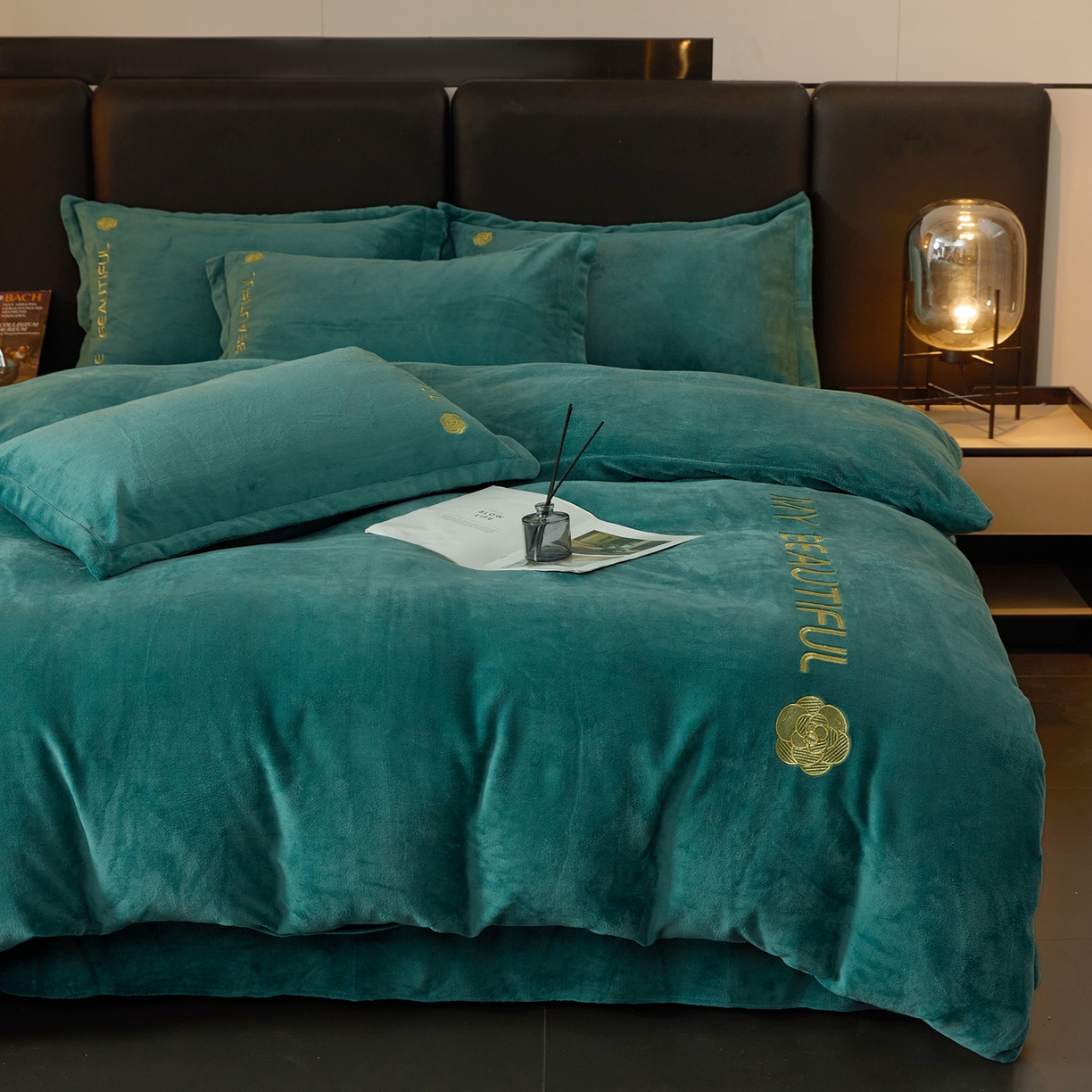 91家纺网 家纺一手货源 找家纺 悦织湾家纺 2025新款绣花200克重牛奶绒四件套刺绣3.5万针7斤重高密加厚保暖跨境专供外贸出口电商热销款 山茶花-孔雀绿