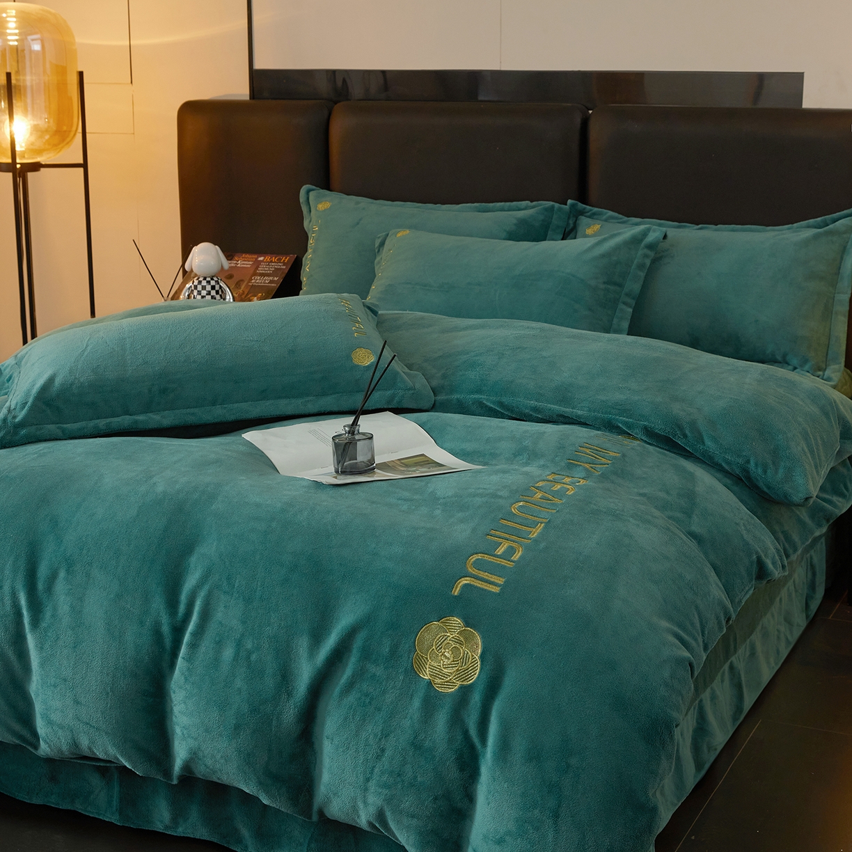 91家纺网 家纺一手货源 找家纺 悦织湾家纺 2025新款绣花200克重牛奶绒四件套刺绣3.5万针7斤重高密加厚保暖跨境专供外贸出口电商热销款 山茶花-孔雀绿