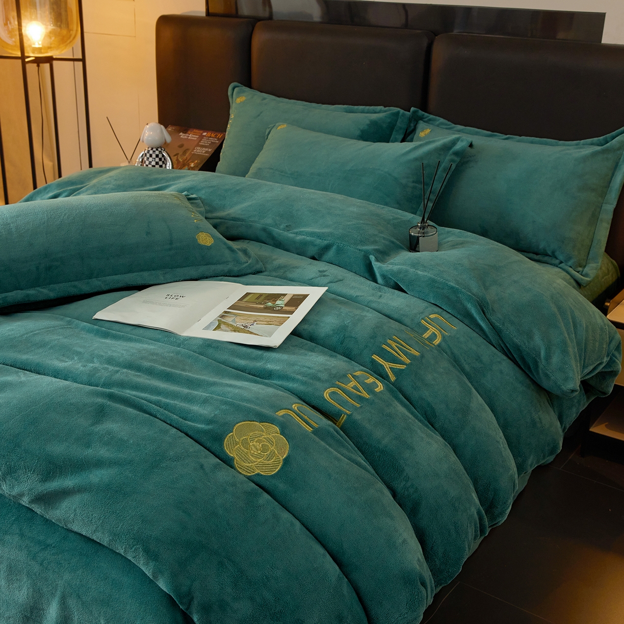 91家纺网 家纺一手货源 找家纺 悦织湾家纺 2025新款绣花200克重牛奶绒四件套刺绣3.5万针7斤重高密加厚保暖跨境专供外贸出口电商热销款 山茶花-孔雀绿