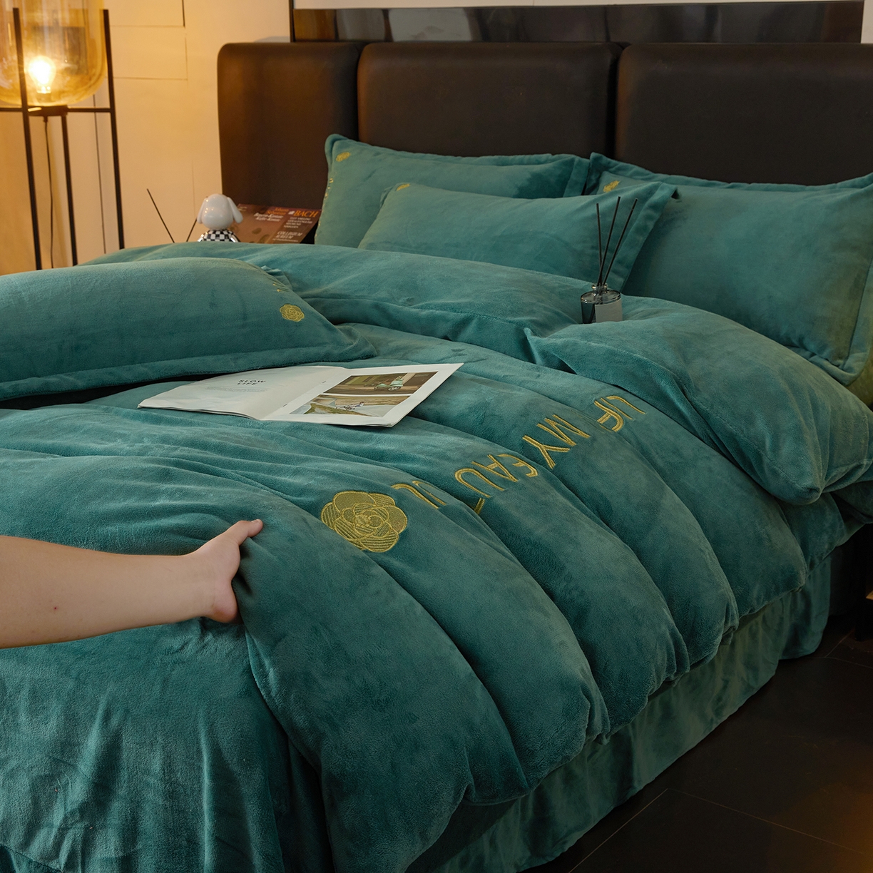 91家纺网 家纺一手货源 找家纺 悦织湾家纺 2025新款绣花200克重牛奶绒四件套刺绣3.5万针7斤重高密加厚保暖跨境专供外贸出口电商热销款 山茶花-孔雀绿