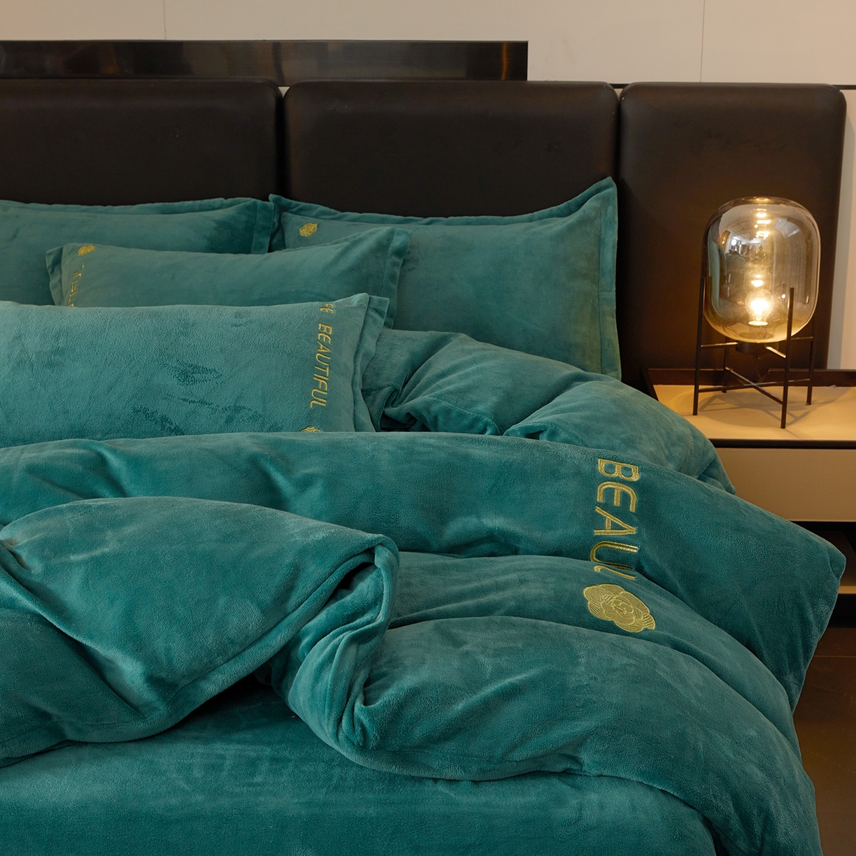 91家纺网 家纺一手货源 找家纺 悦织湾家纺 2025新款绣花200克重牛奶绒四件套刺绣3.5万针7斤重高密加厚保暖跨境专供外贸出口电商热销款 山茶花-孔雀绿