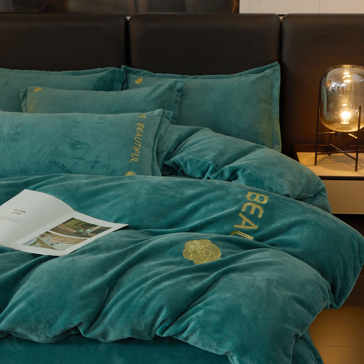 91家纺网 家纺一手货源 找家纺 悦织湾家纺 2025新款绣花200克重牛奶绒四件套刺绣3.5万针7斤重高密加厚保暖跨境专供外贸出口电商热销款 山茶花-孔雀绿