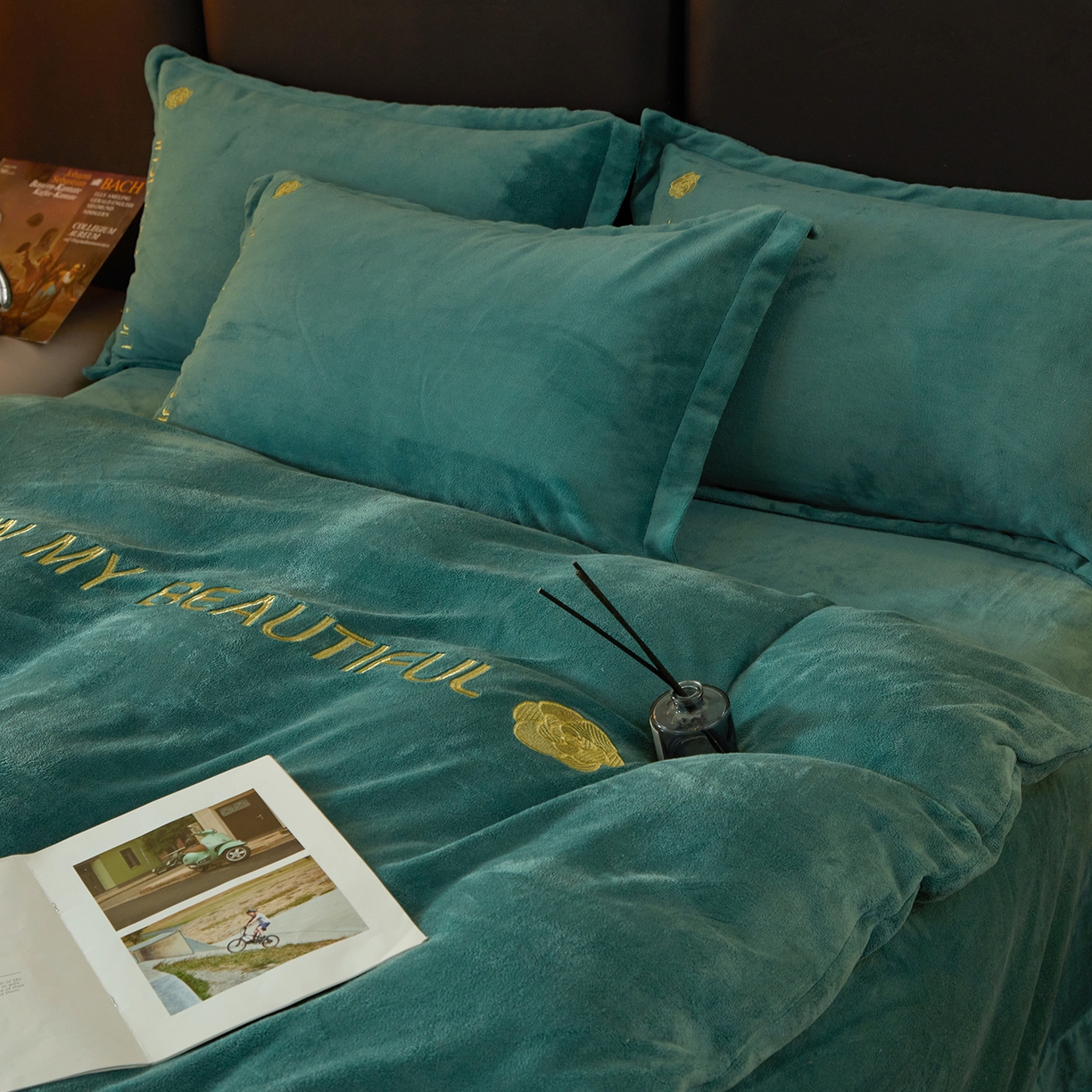 91家纺网 家纺一手货源 找家纺 悦织湾家纺 2025新款绣花200克重牛奶绒四件套刺绣3.5万针7斤重高密加厚保暖跨境专供外贸出口电商热销款 山茶花-孔雀绿