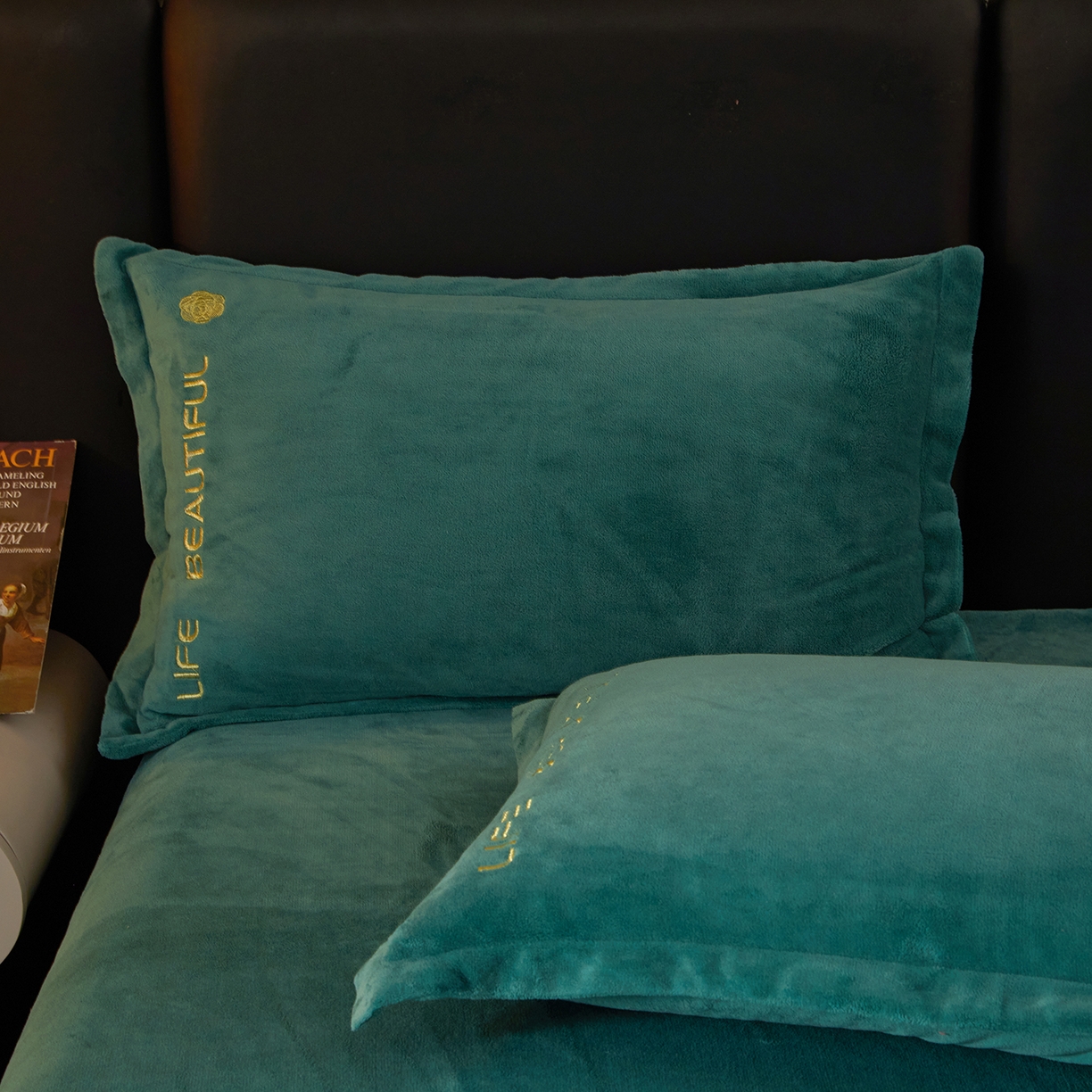 91家纺网 家纺一手货源 找家纺 悦织湾家纺 2025新款绣花200克重牛奶绒四件套刺绣3.5万针7斤重高密加厚保暖跨境专供外贸出口电商热销款 山茶花-孔雀绿