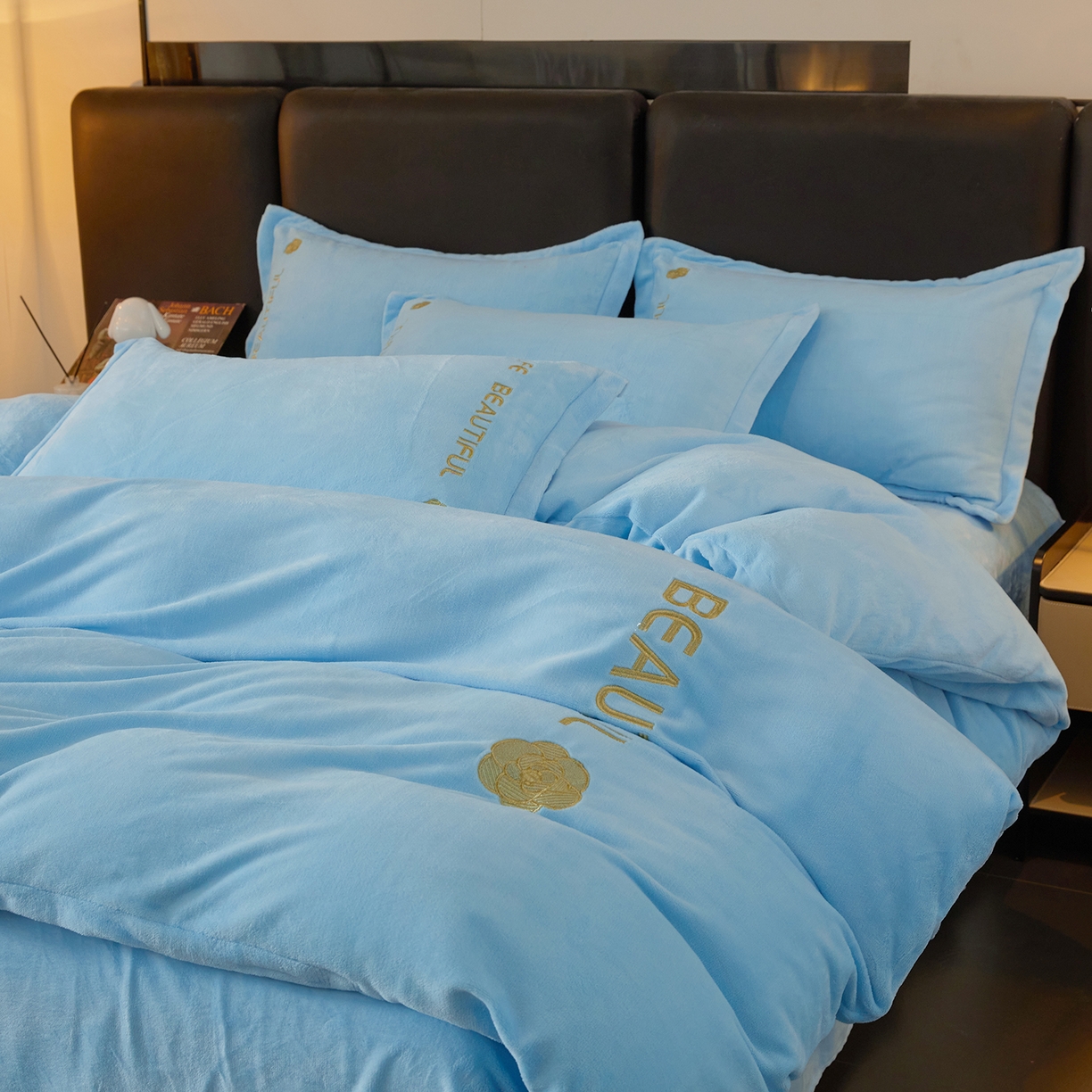 91家纺网 家纺一手货源 找家纺 悦织湾家纺 2025新款绣花200克重牛奶绒四件套刺绣3.5万针7斤重高密加厚保暖跨境专供外贸出口电商热销款 山茶花-天空蓝