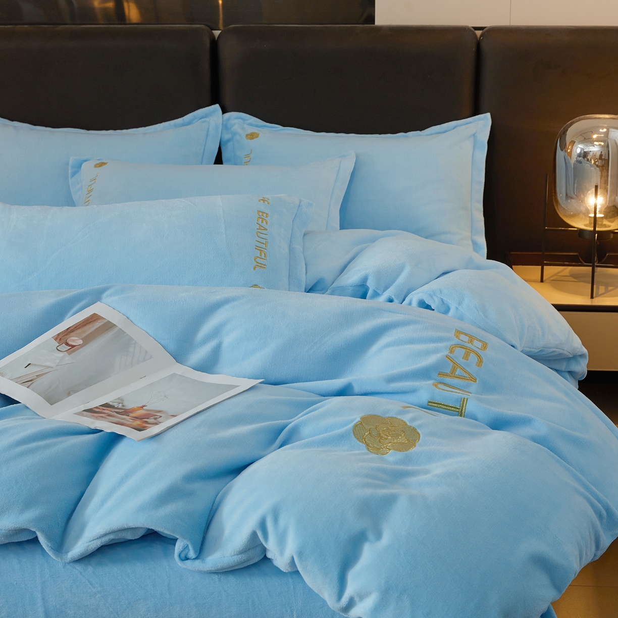 91家纺网 家纺一手货源 找家纺 悦织湾家纺 2025新款绣花200克重牛奶绒四件套刺绣3.5万针7斤重高密加厚保暖跨境专供外贸出口电商热销款 山茶花-天空蓝