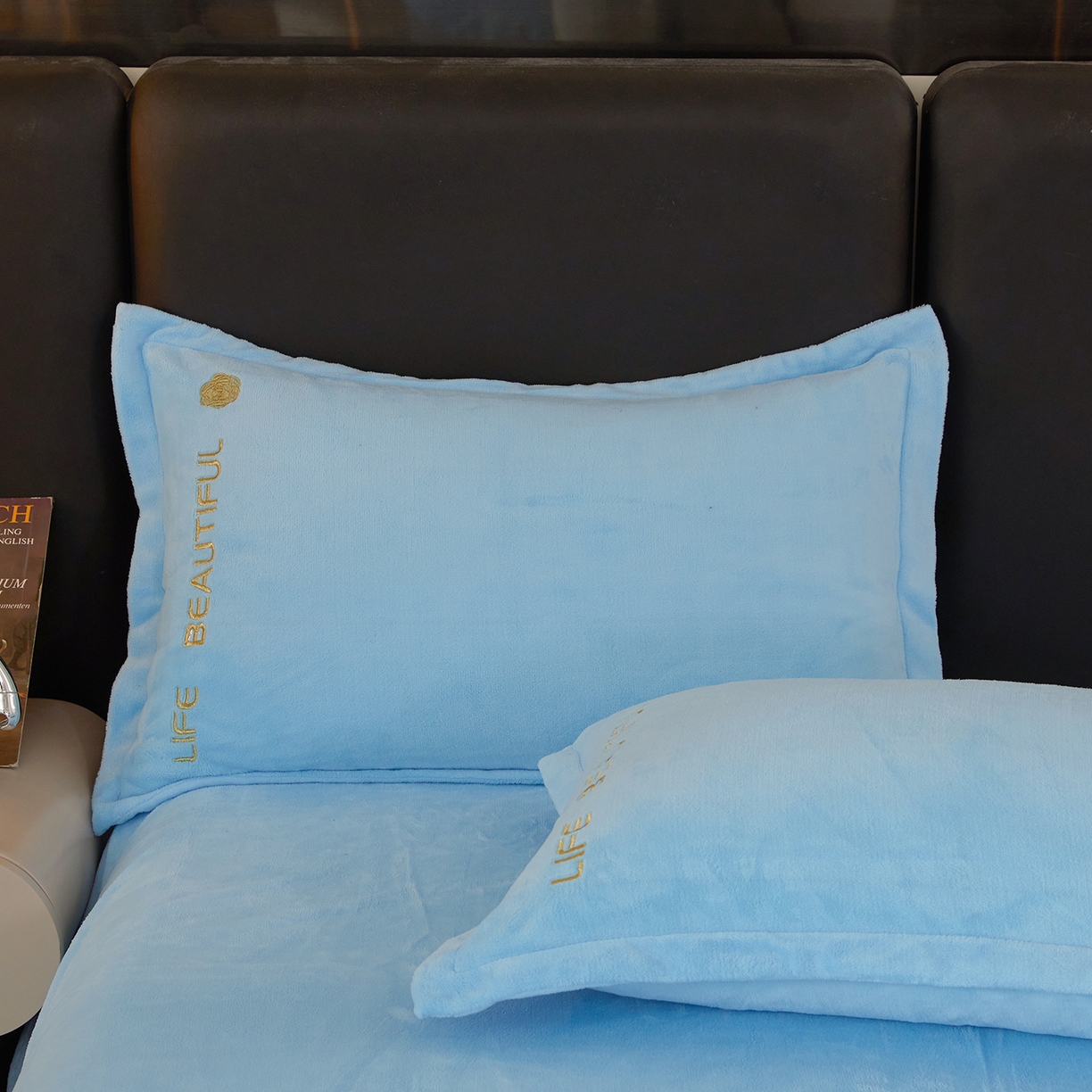 91家纺网 家纺一手货源 找家纺 悦织湾家纺 2025新款绣花200克重牛奶绒四件套刺绣3.5万针7斤重高密加厚保暖跨境专供外贸出口电商热销款 山茶花-天空蓝