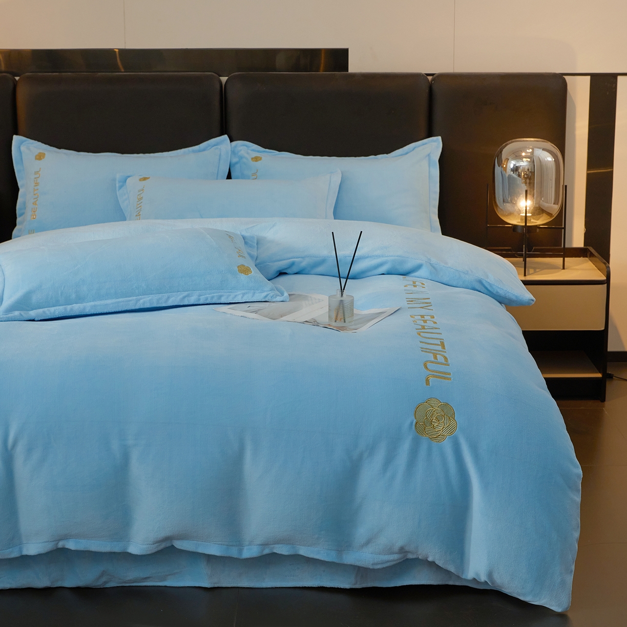 91家纺网 家纺一手货源 找家纺 悦织湾家纺 2025新款绣花200克重牛奶绒四件套刺绣3.5万针7斤重高密加厚保暖跨境专供外贸出口电商热销款 山茶花-天空蓝