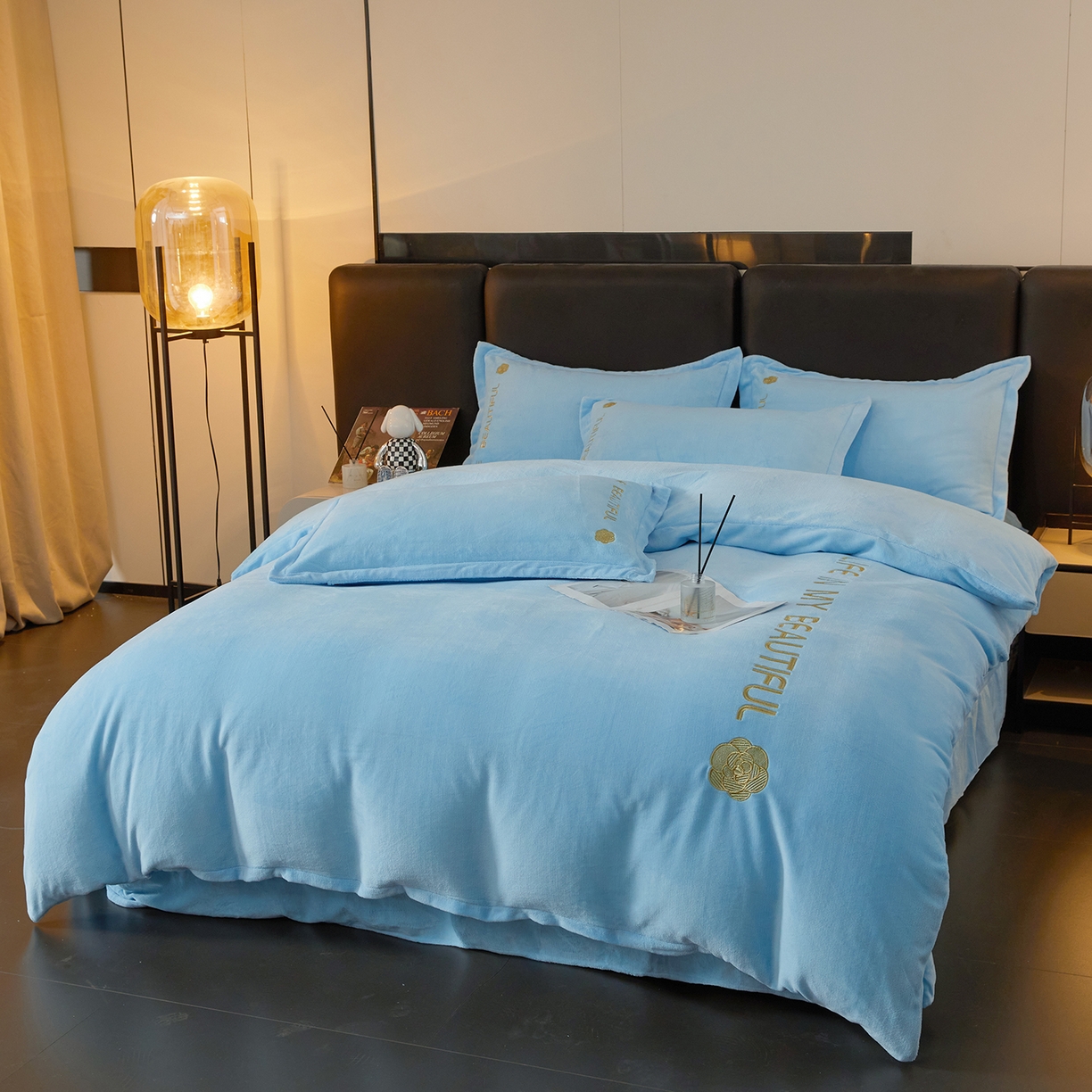 91家纺网 家纺一手货源 找家纺 悦织湾家纺 2025新款绣花200克重牛奶绒四件套刺绣3.5万针7斤重高密加厚保暖跨境专供外贸出口电商热销款 山茶花-天空蓝