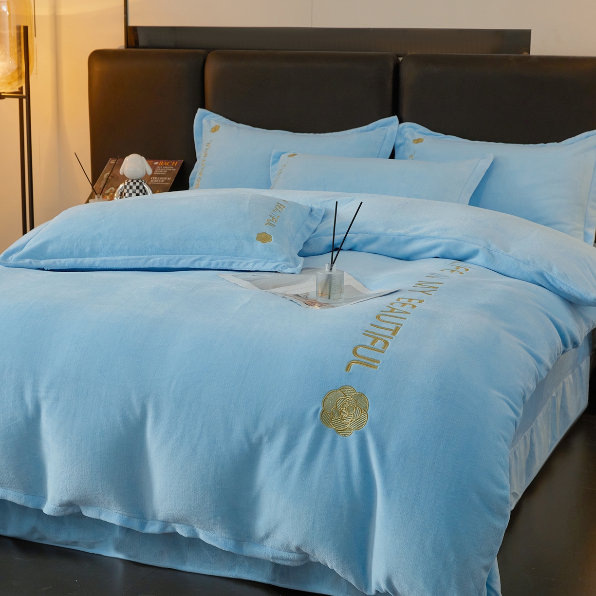 91家纺网 家纺一手货源 找家纺 悦织湾家纺 2025新款绣花200克重牛奶绒四件套刺绣3.5万针7斤重高密加厚保暖跨境专供外贸出口电商热销款 山茶花-天空蓝